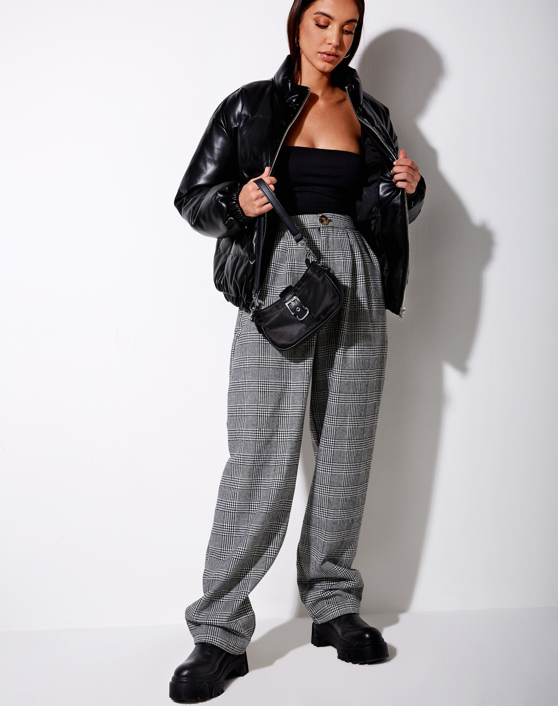 Afbeelding van Misha broek met wijde pijpen in houndstooth zwart