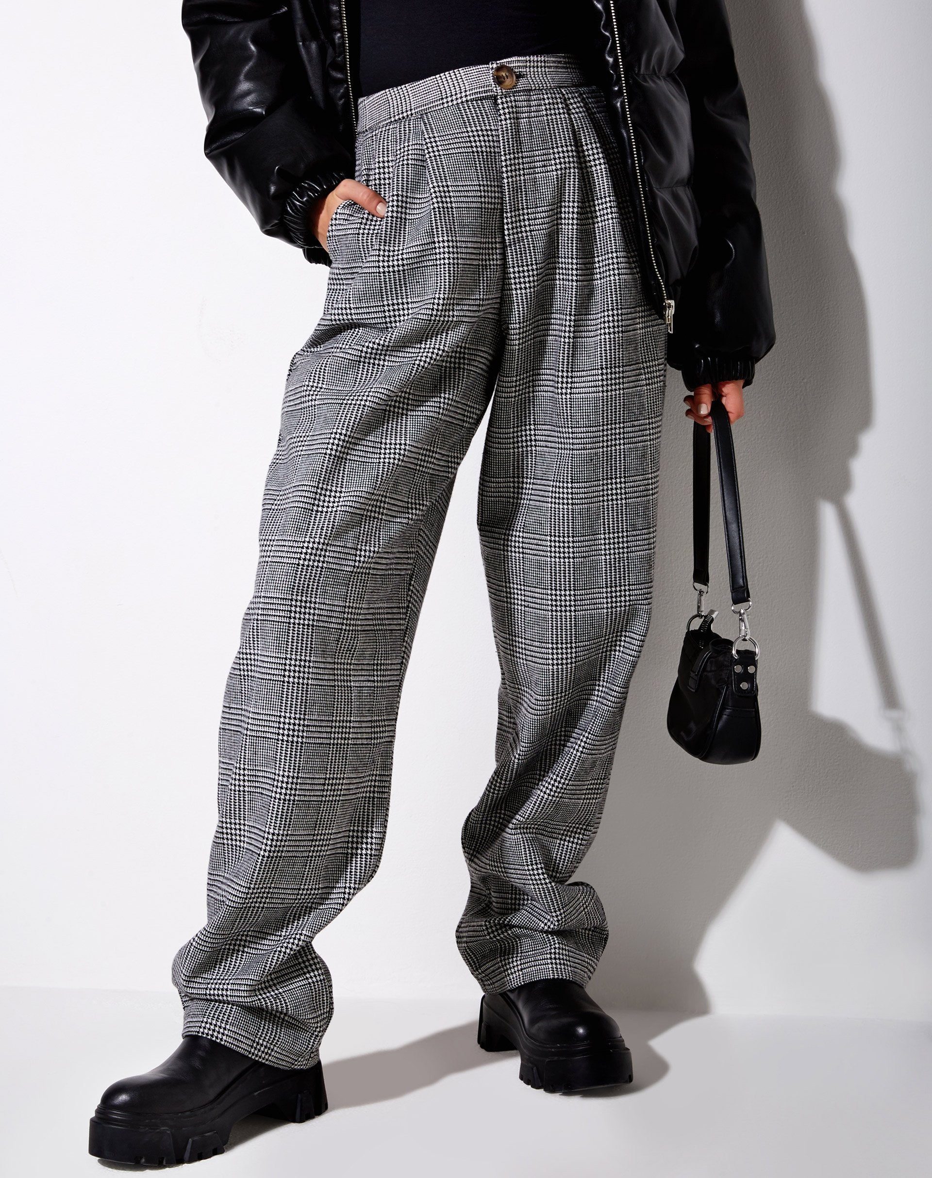 Afbeelding van Misha broek met wijde pijpen in houndstooth zwart