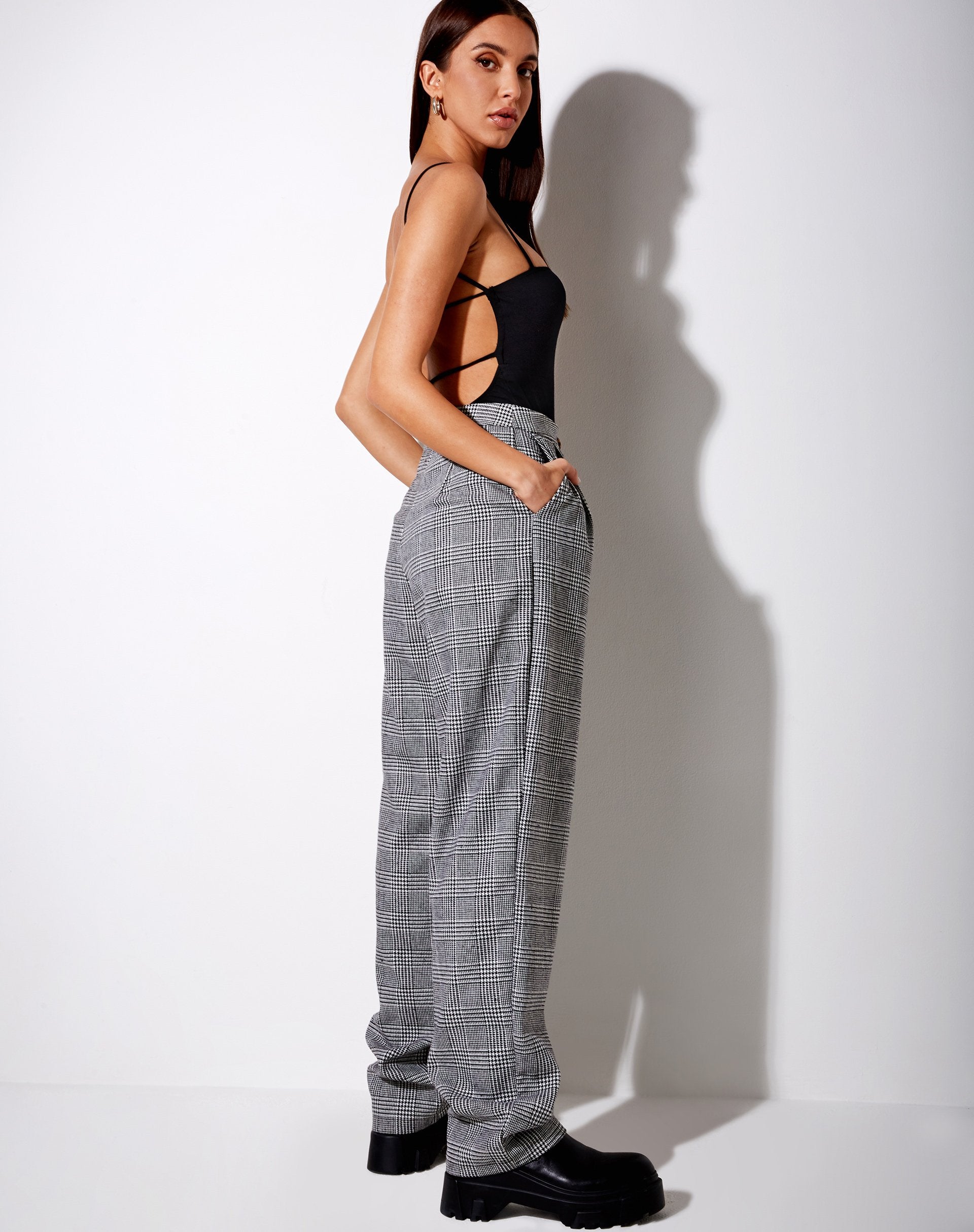 Afbeelding van Misha broek met wijde pijpen in houndstooth zwart