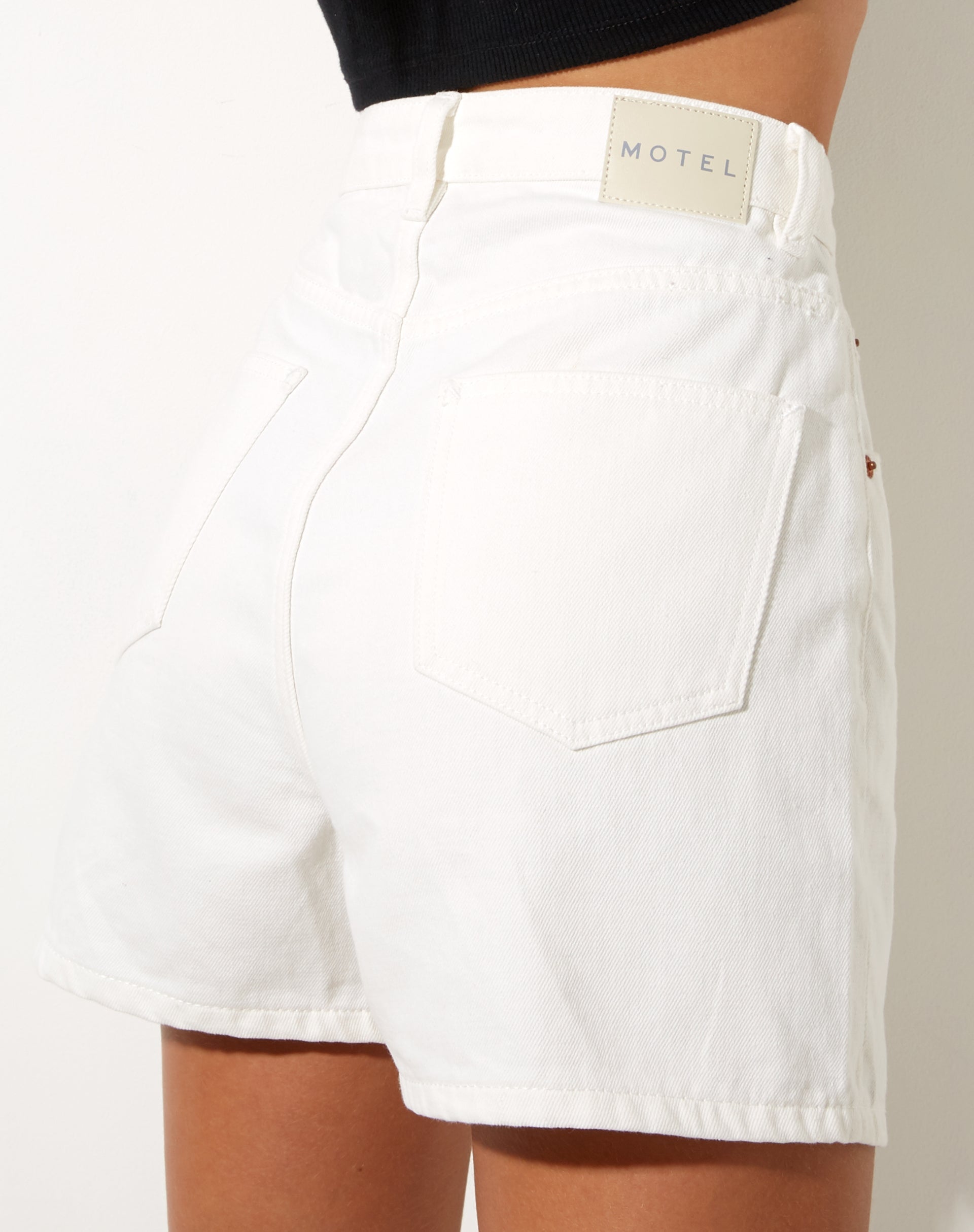 Afbeelding van Mom Denim Short in White Wash