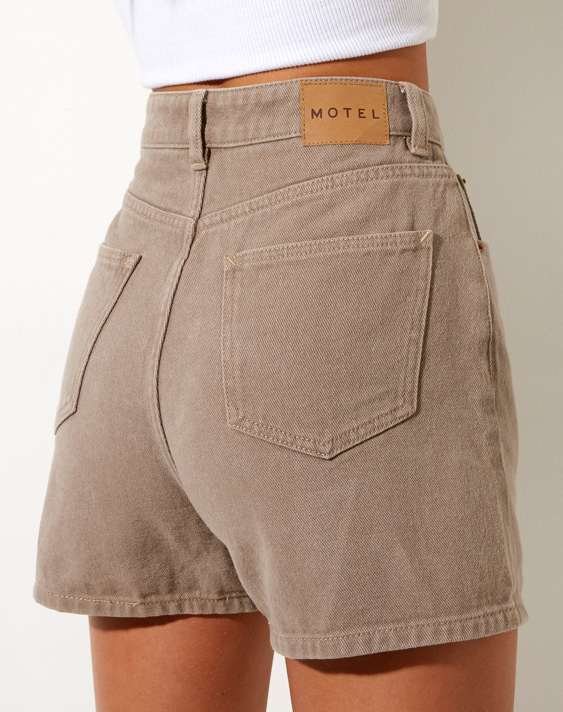 Afbeelding van Mom Denim Short in Burnt Olive