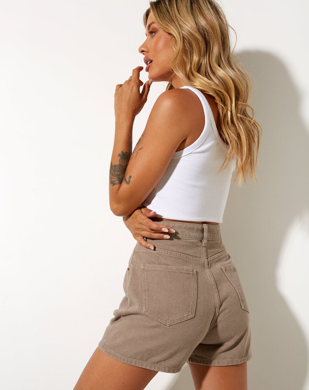 Mom Denim Short in Gebrande Olijf