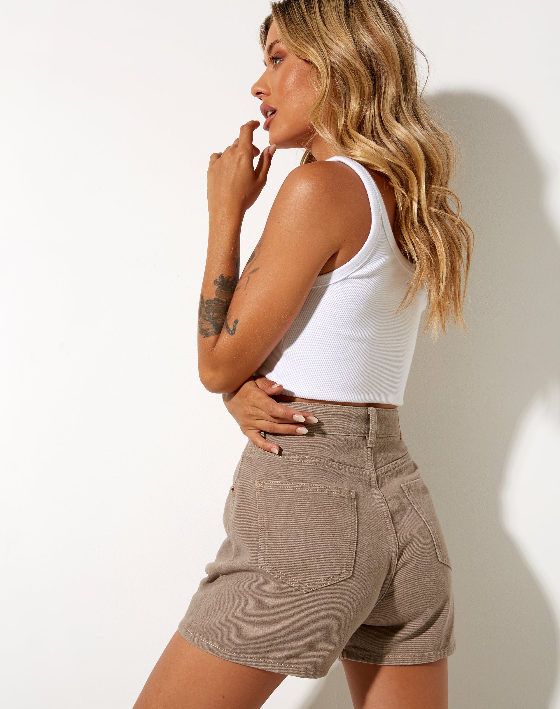 Afbeelding van Mom Denim Short in Burnt Olive