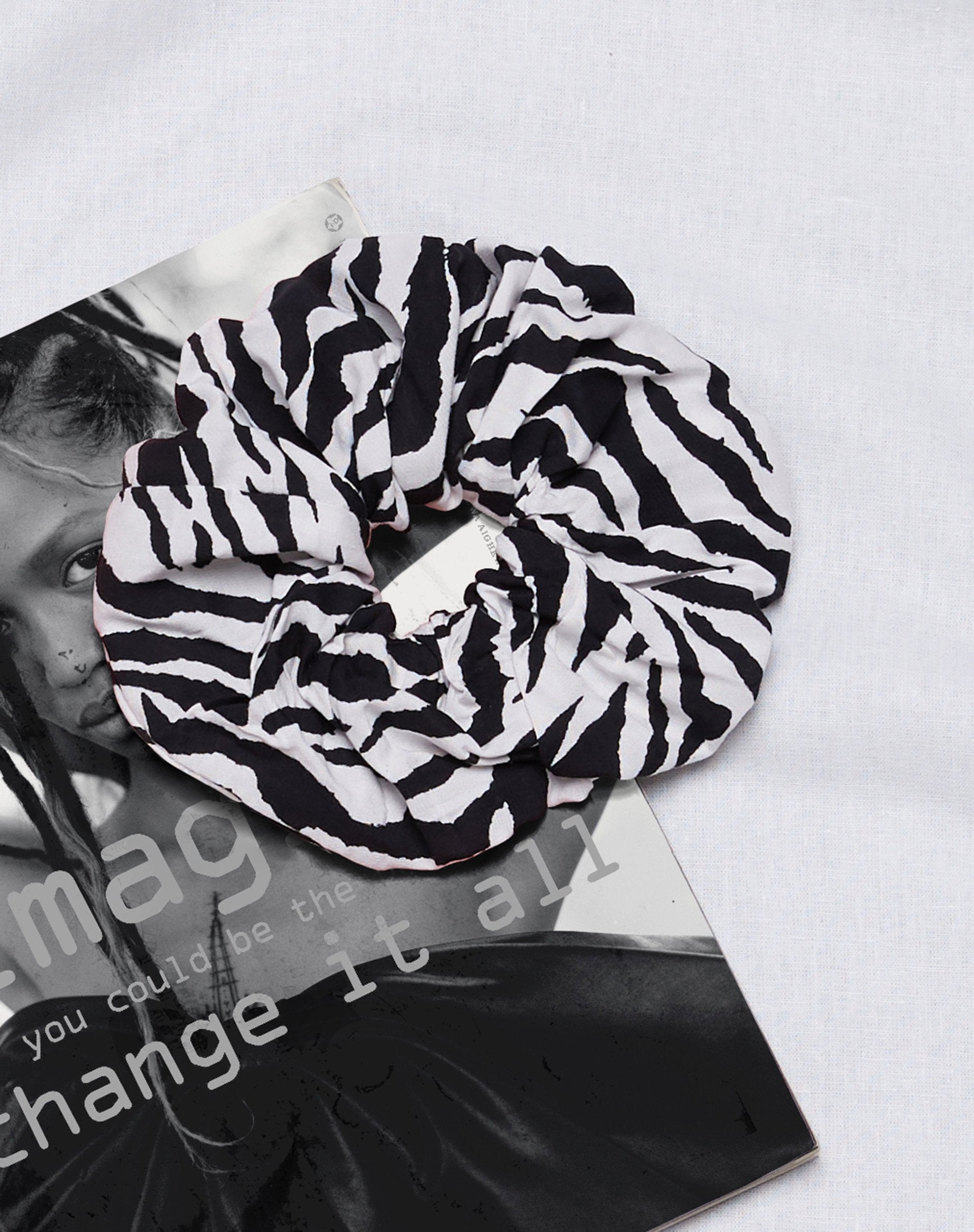 Afbeelding van XL Scrunchie in 90s Zebra