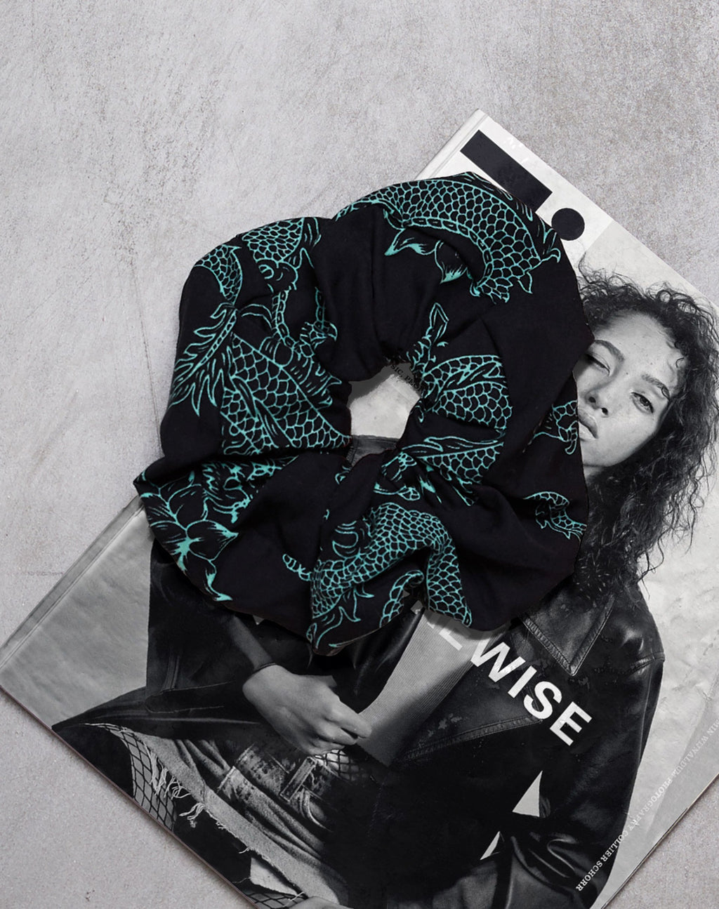 Scrunchie in Dragon Flower Zwart en Mint