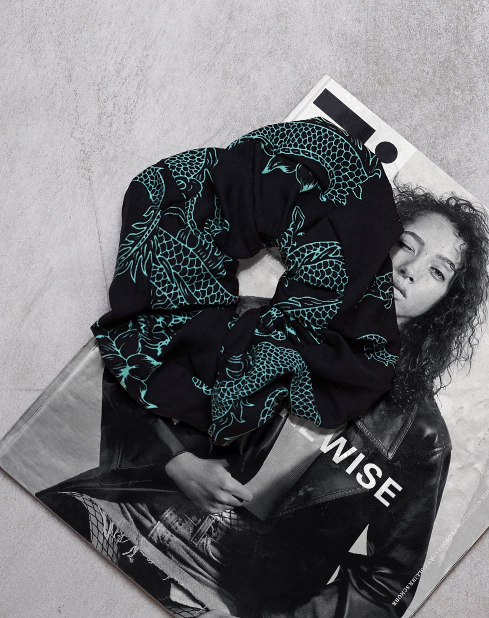 Afbeelding van Scrunchie in Dragon Flower Zwart en Mint