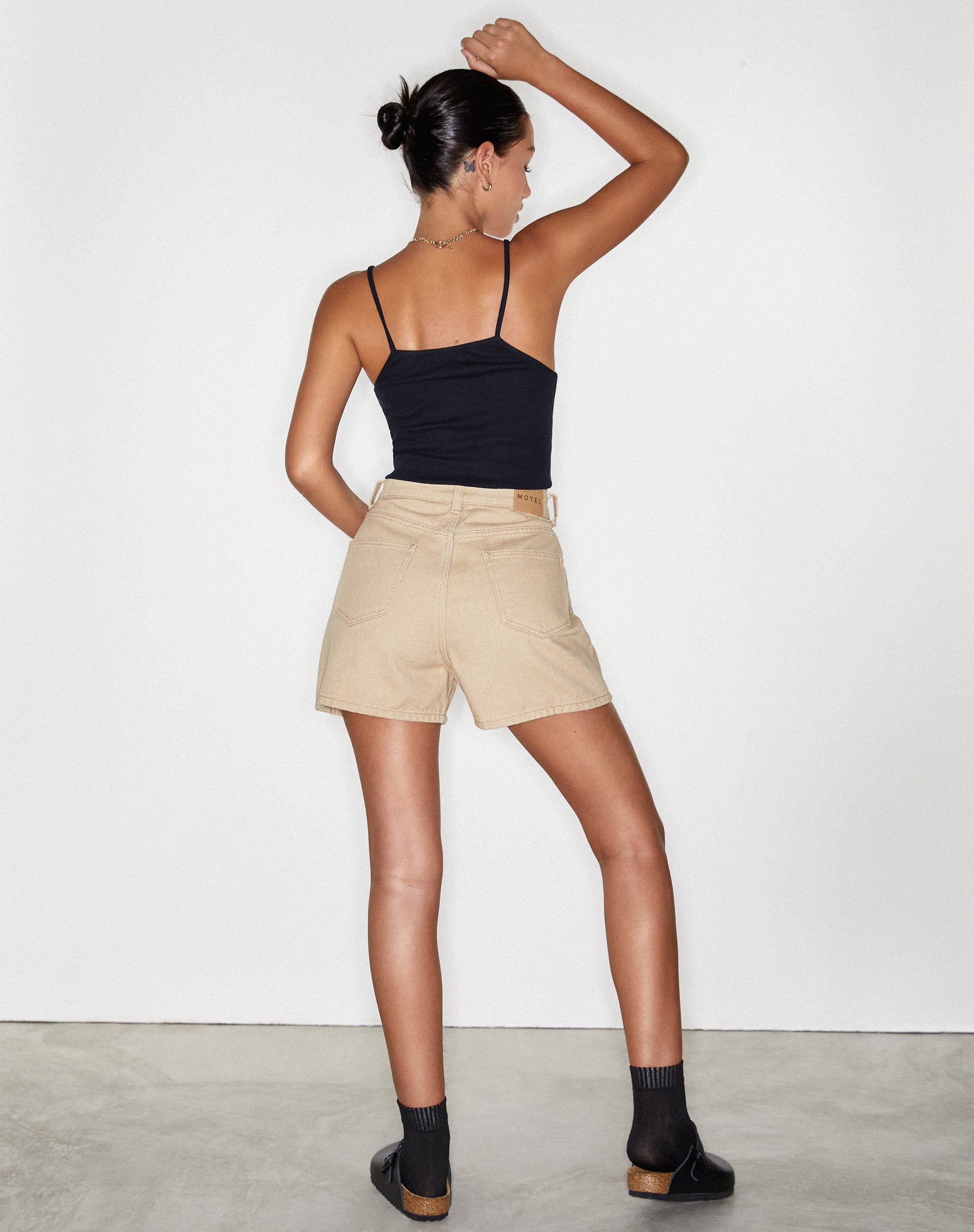 Afbeelding van Mom Denim Short in Winter Sandwash
