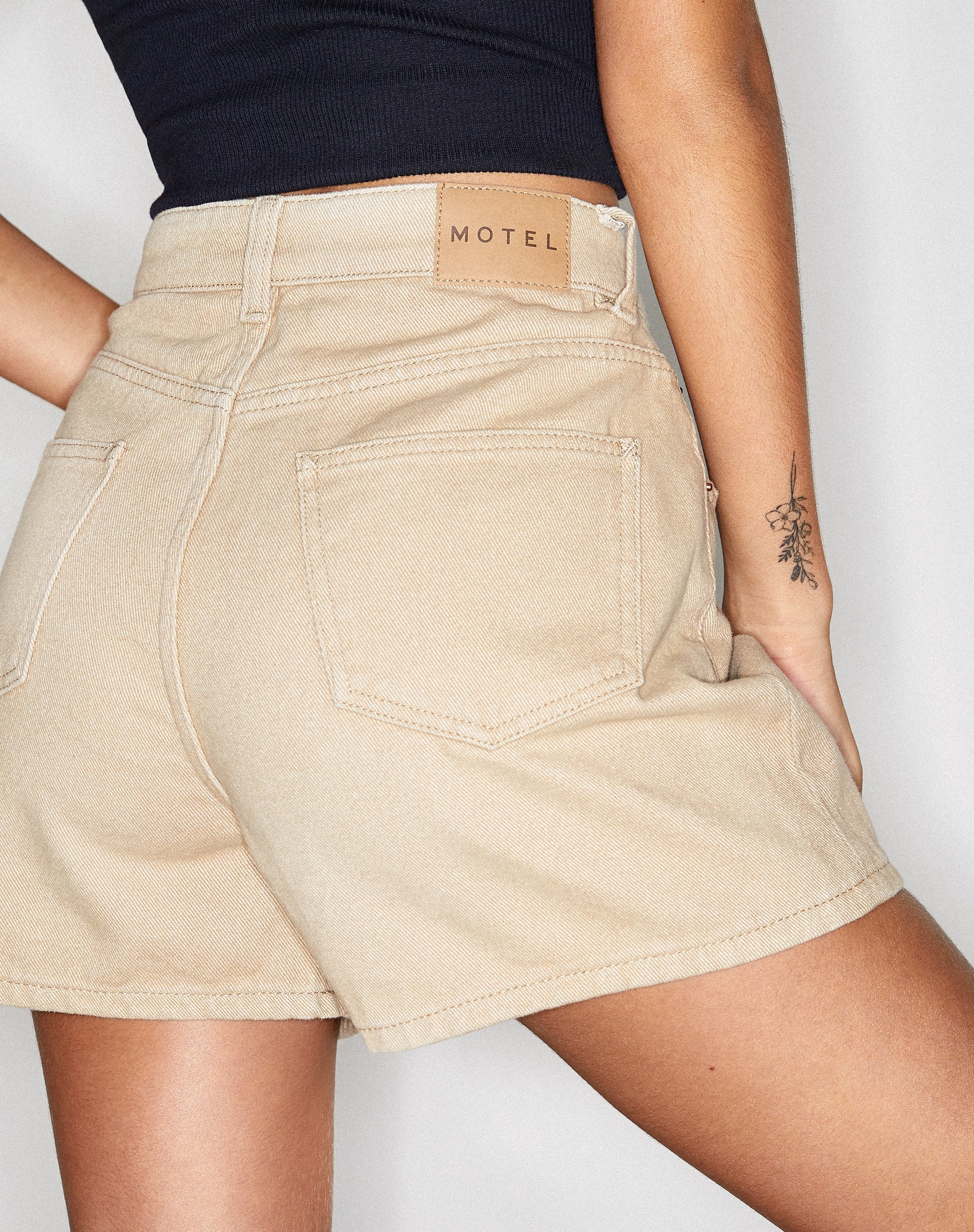 Afbeelding van Mom Denim Short in Winter Sandwash
