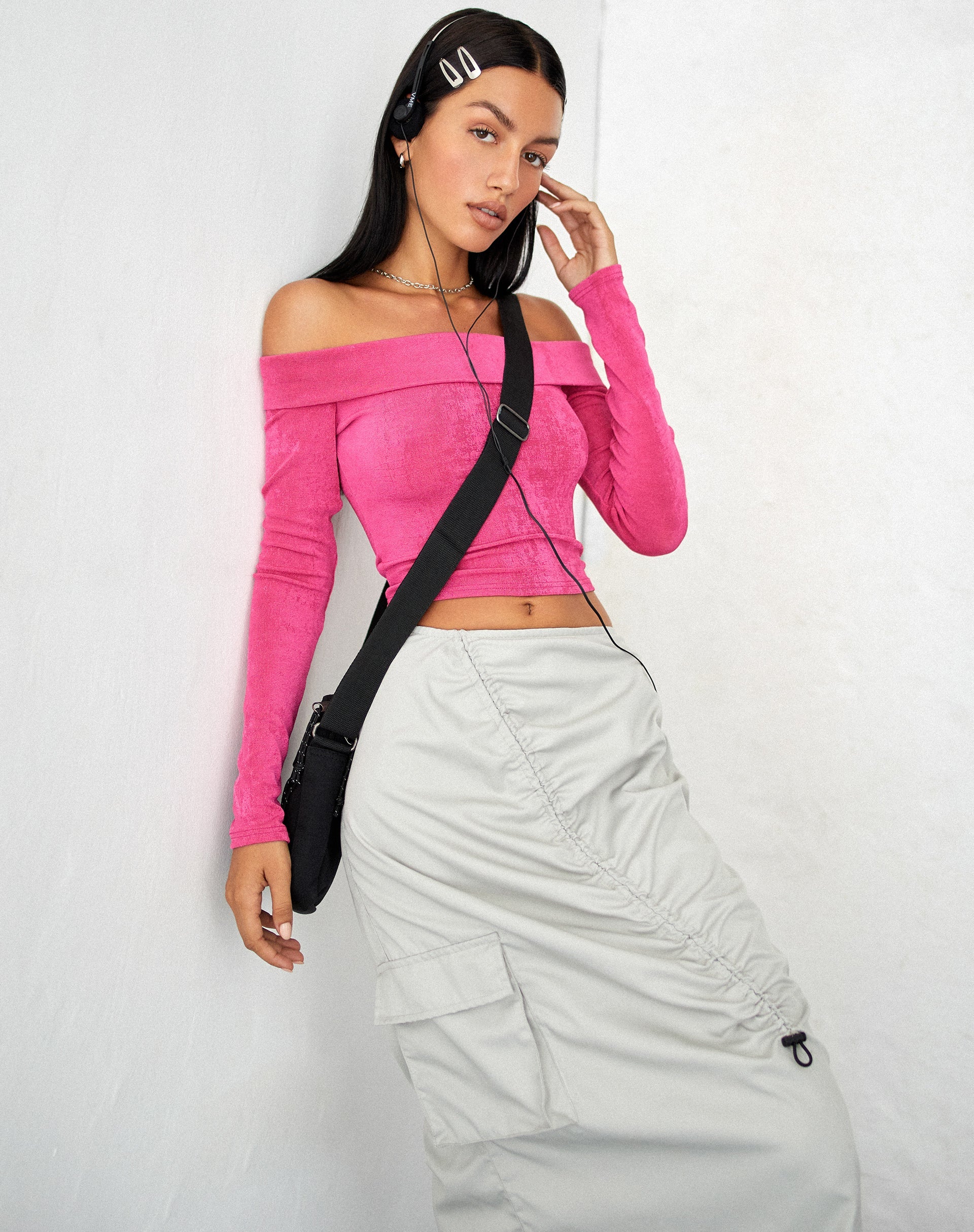 beeld van MOTEL X JACQUIE Nasari Bardot Crop Top in Magenta