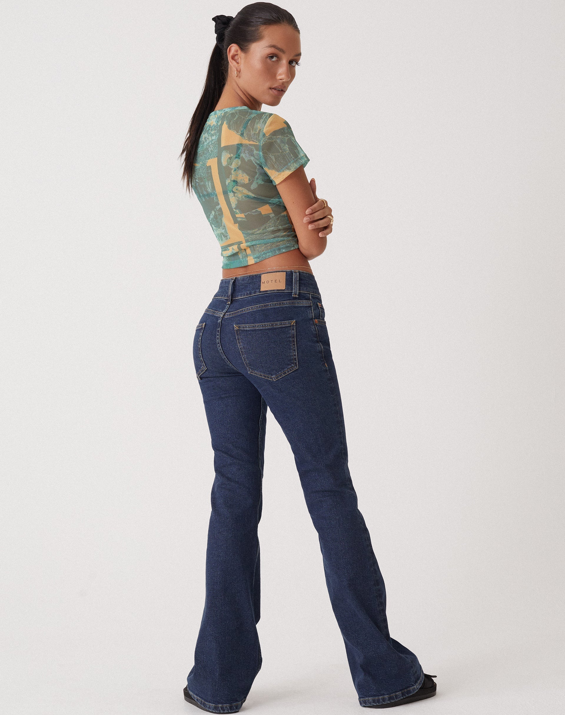 beeld van MOTEL X OLIVIA NEILL Low Rise Bootleg Jeans in Dark Vintage Wash