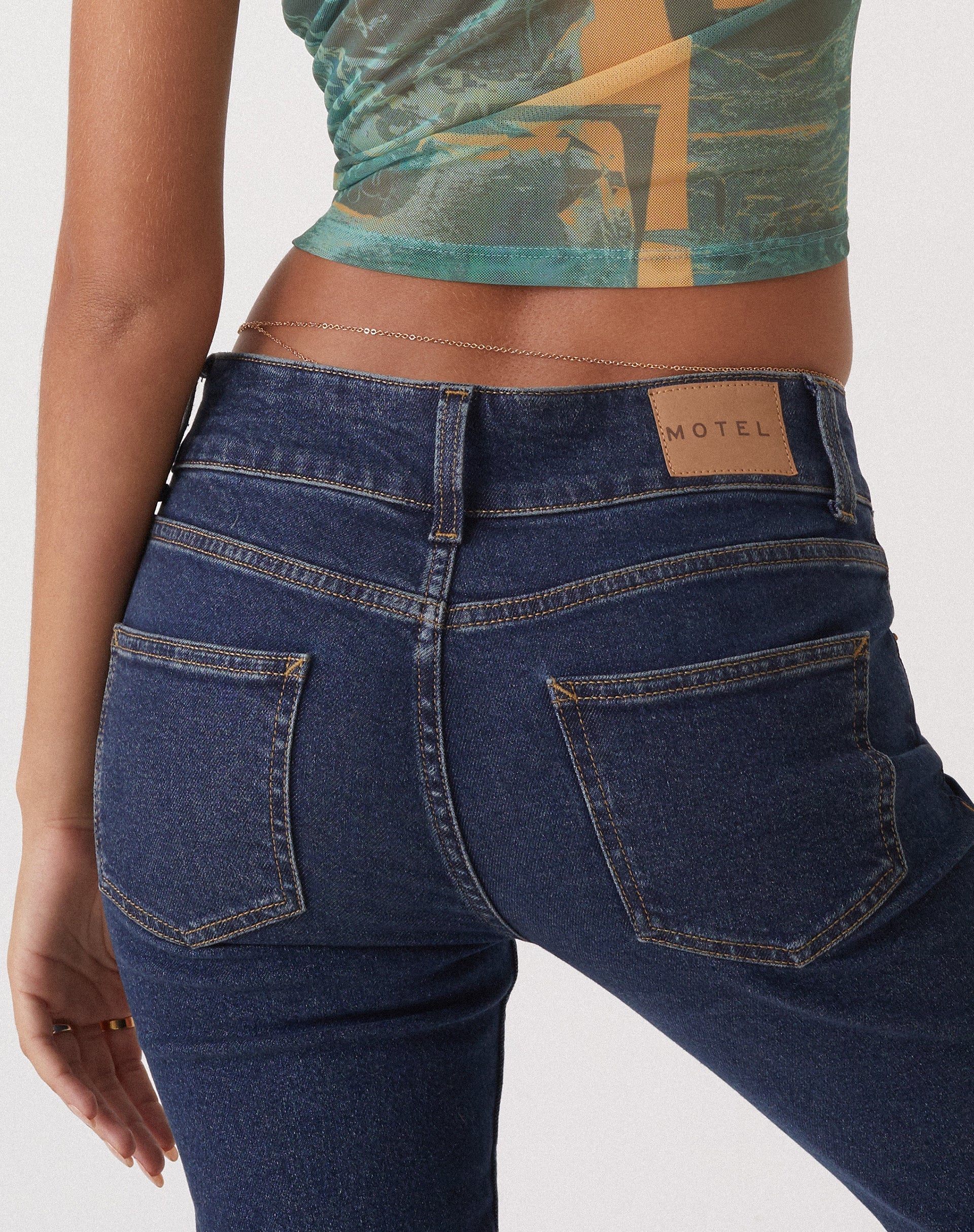 beeld van MOTEL X OLIVIA NEILL Low Rise Bootleg Jeans in Dark Vintage Wash