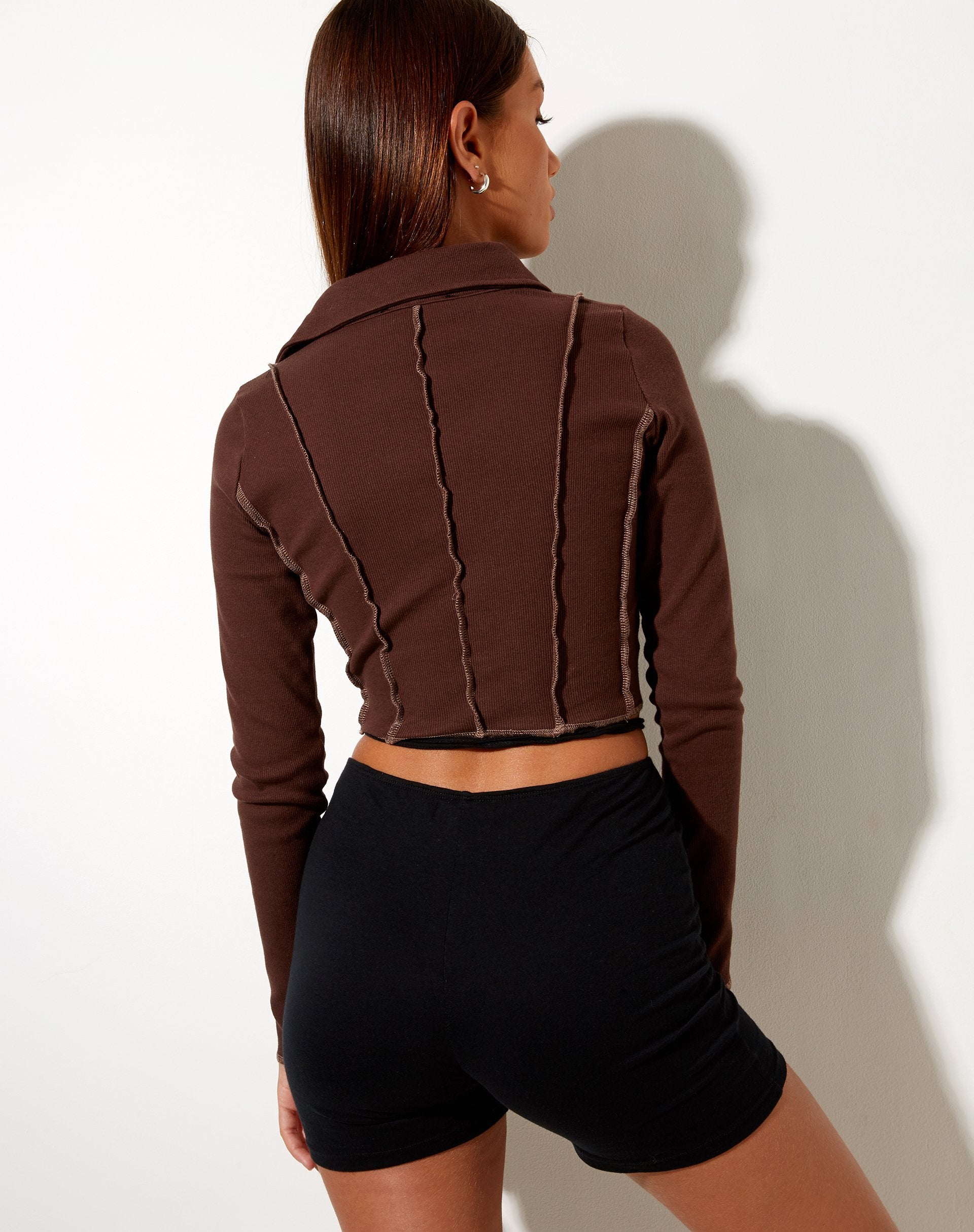 Afbeelding van Nandy Crop Top in Rib Diep Mahonie met Bruin Stiksel