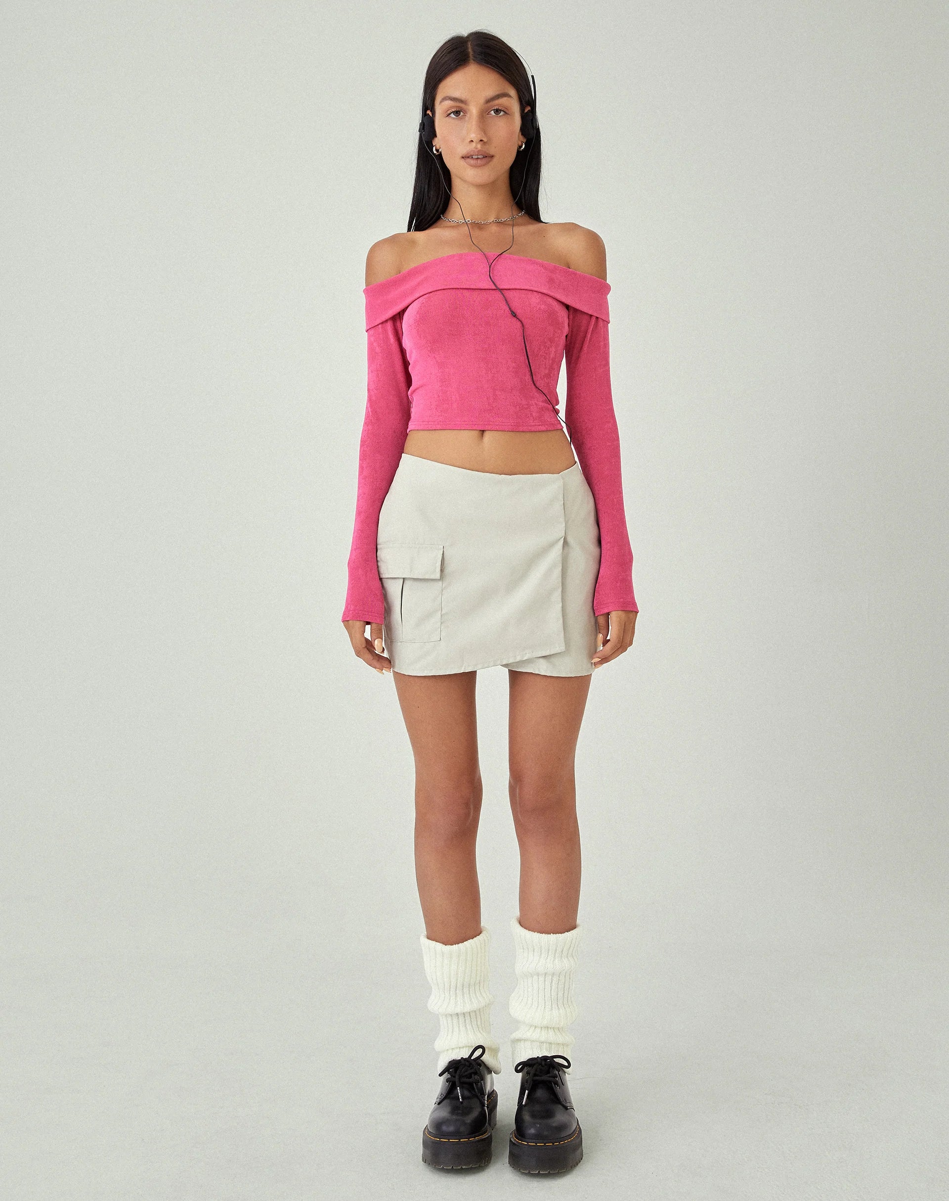 beeld van MOTEL X JACQUIE Nasari Bardot Crop Top in Magenta