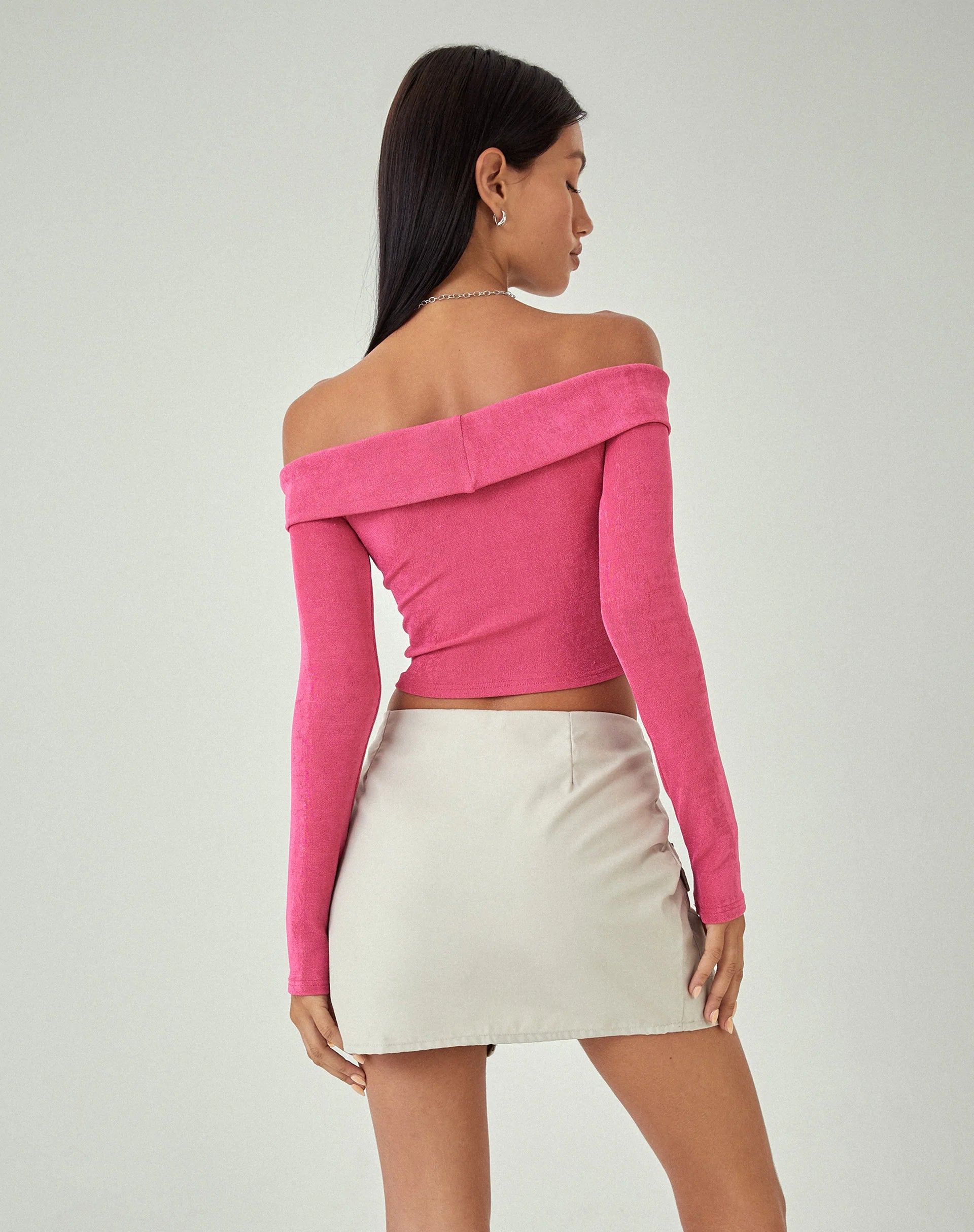 beeld van MOTEL X JACQUIE Nasari Bardot Crop Top in Magenta