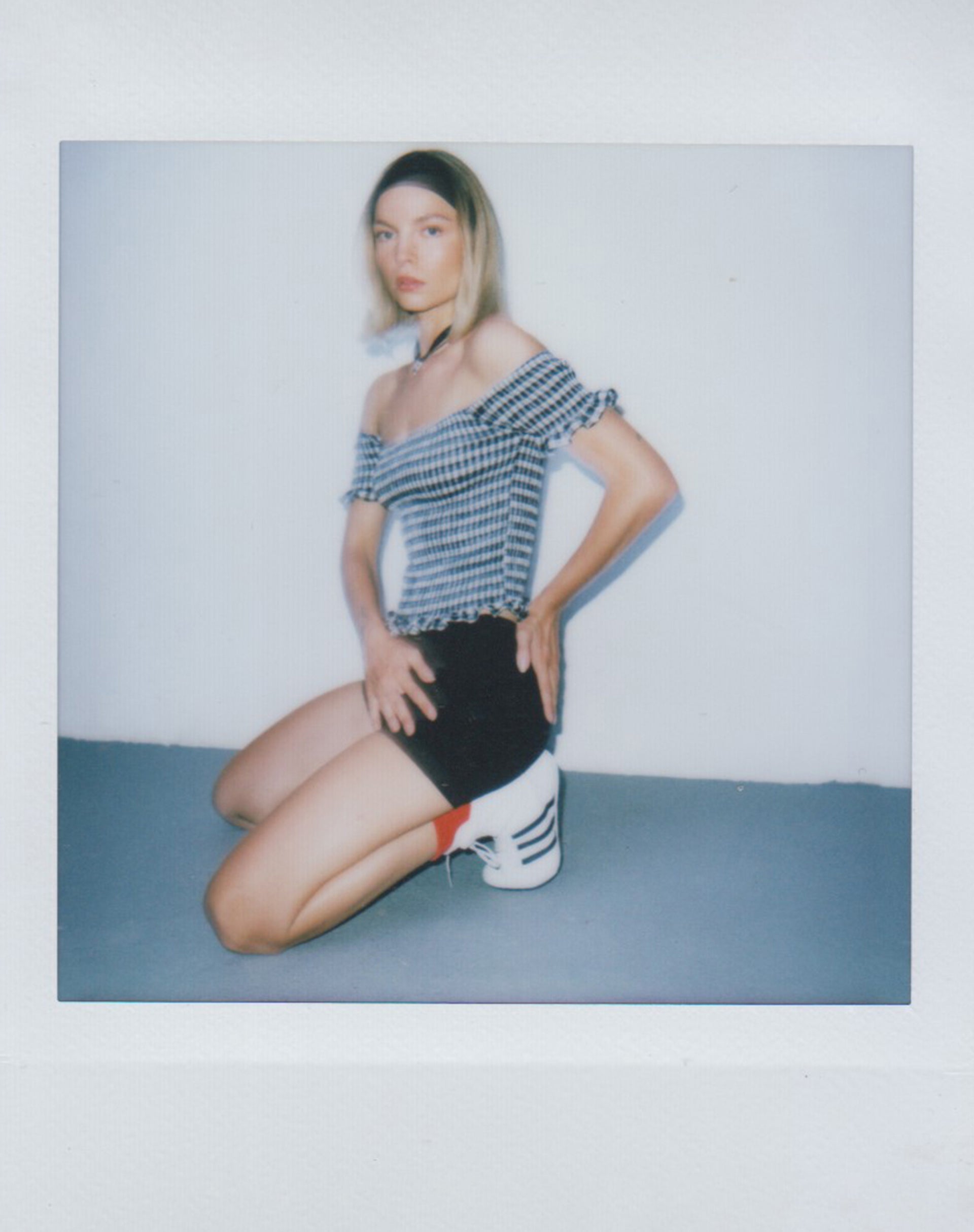 Afbeelding van Neema Gerimpelde Bardot Top in Mini Gingham Zwart Wit