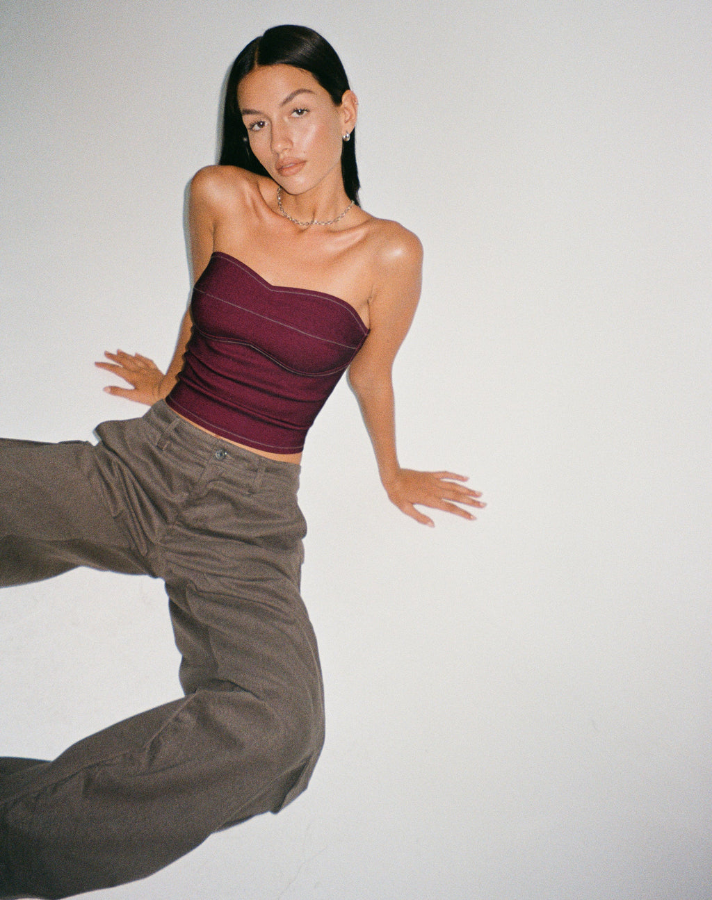 Nelly Cropped Corset Top in Bourgondië met Ecru Stitch Detail