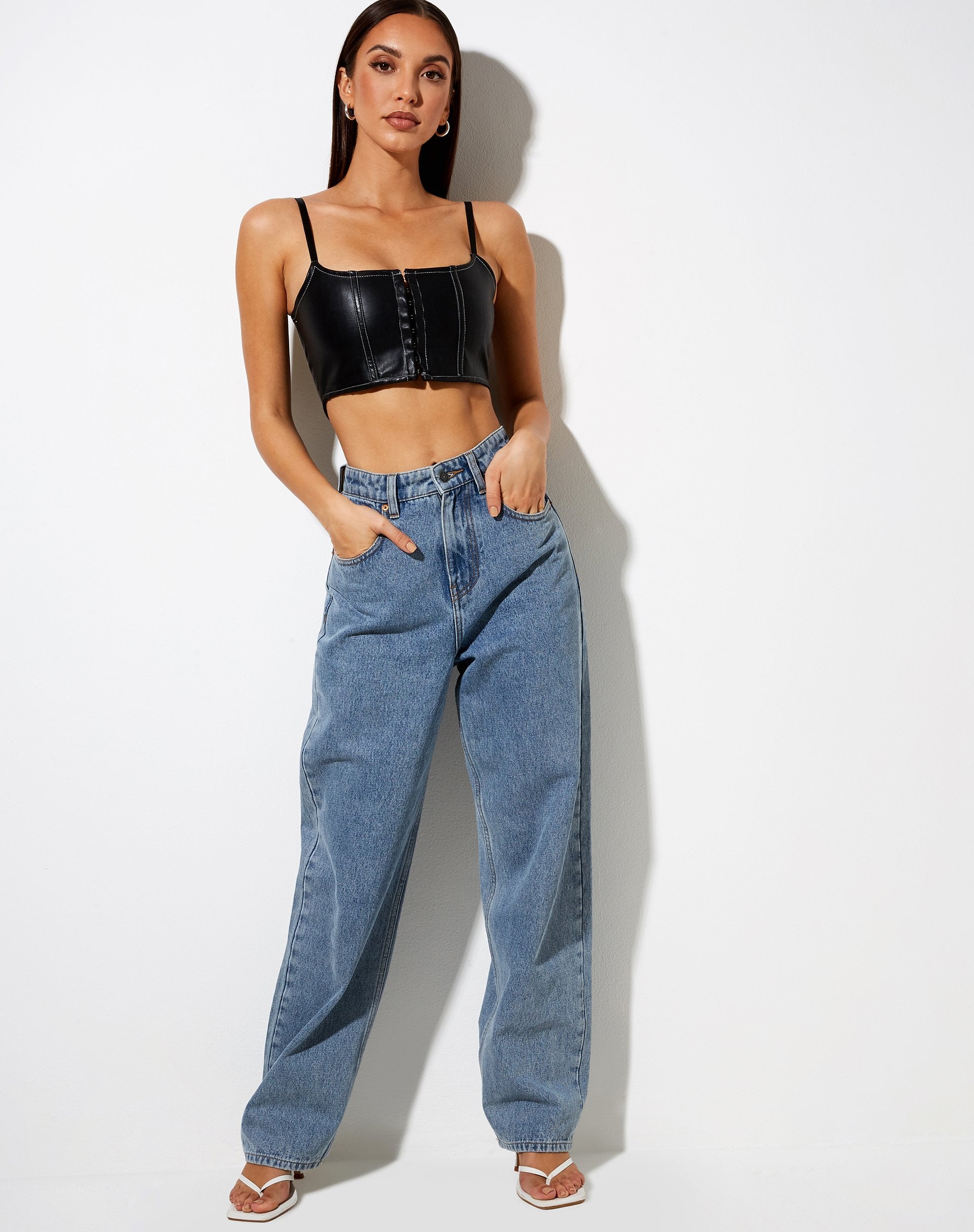 Afbeelding van Nindy Crop Top in PU Zwart met Witte Stiksels