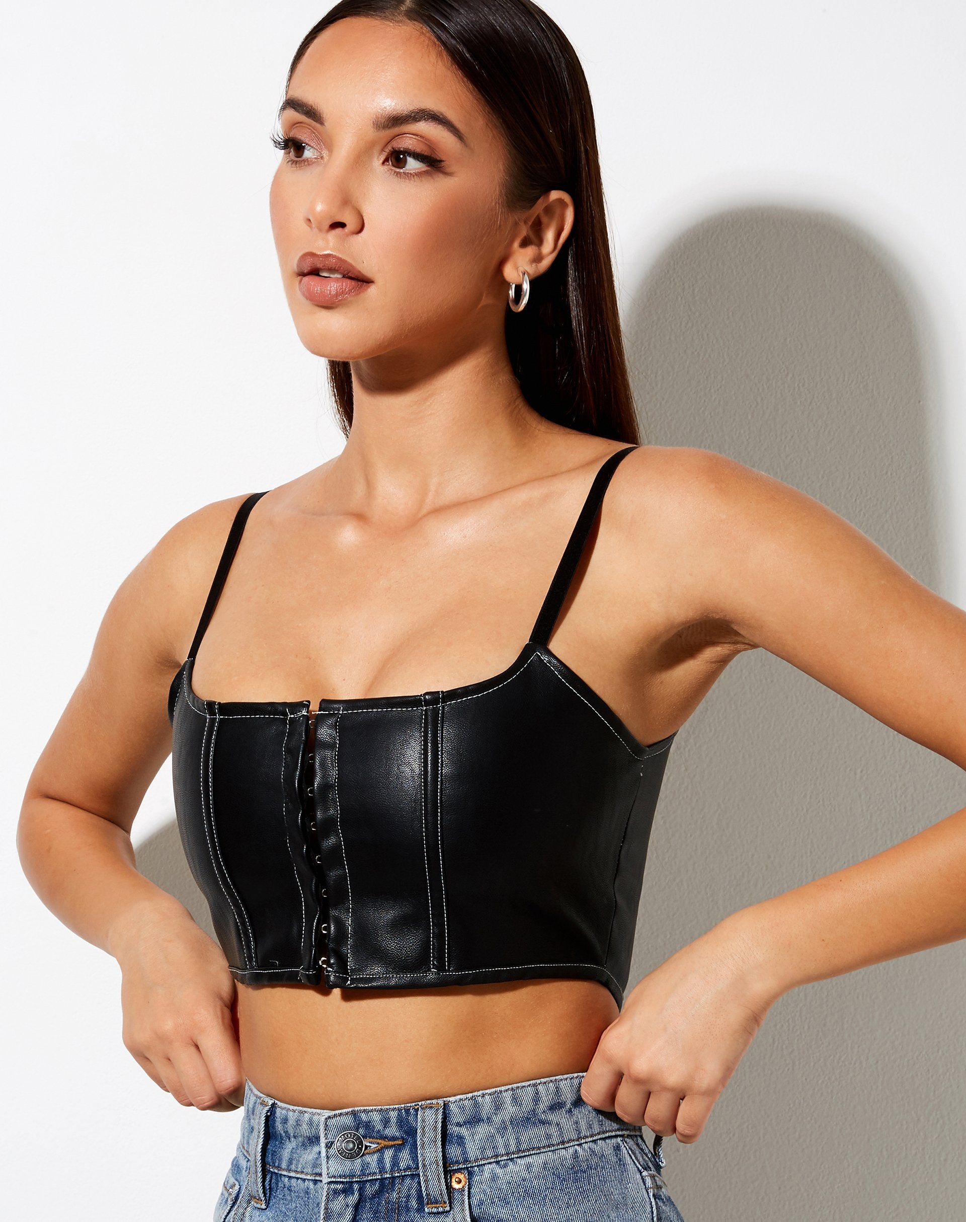 Afbeelding van Nindy Crop Top in PU Zwart met Witte Stiksels