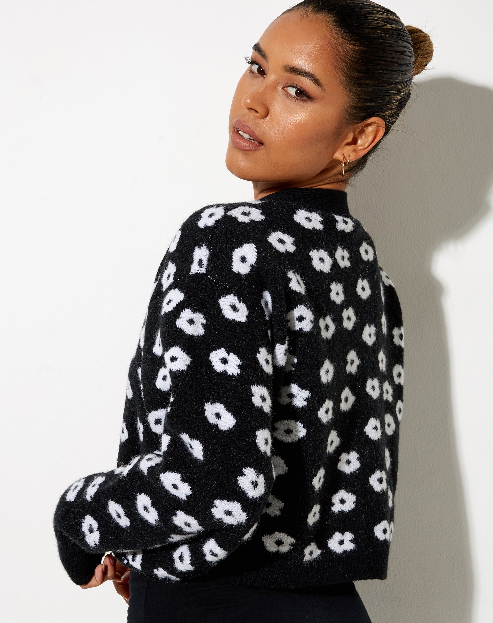 Afbeelding van Olina Cropped Cardi in breisel zwart Daisy White