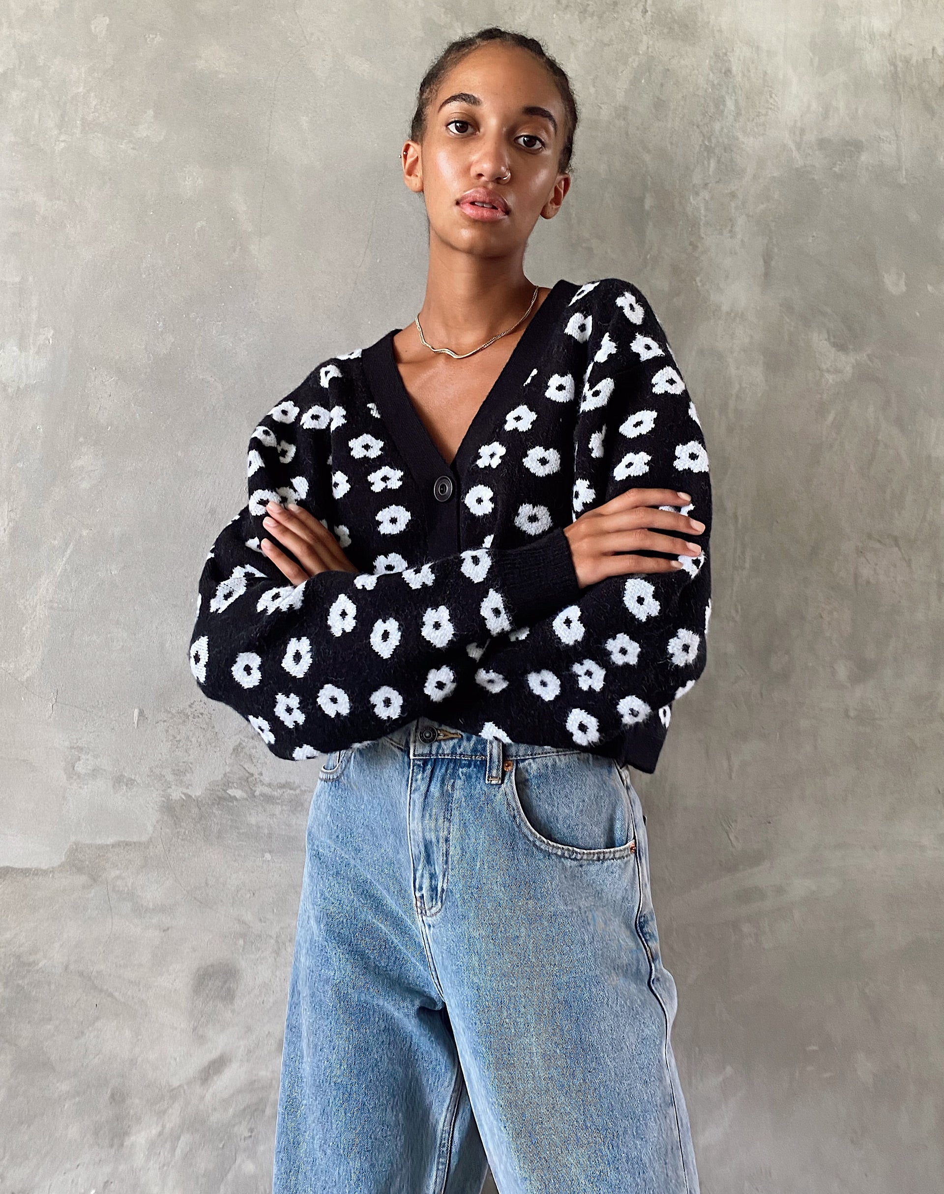 Afbeelding van Olina Cropped Cardi in breisel zwart Daisy White