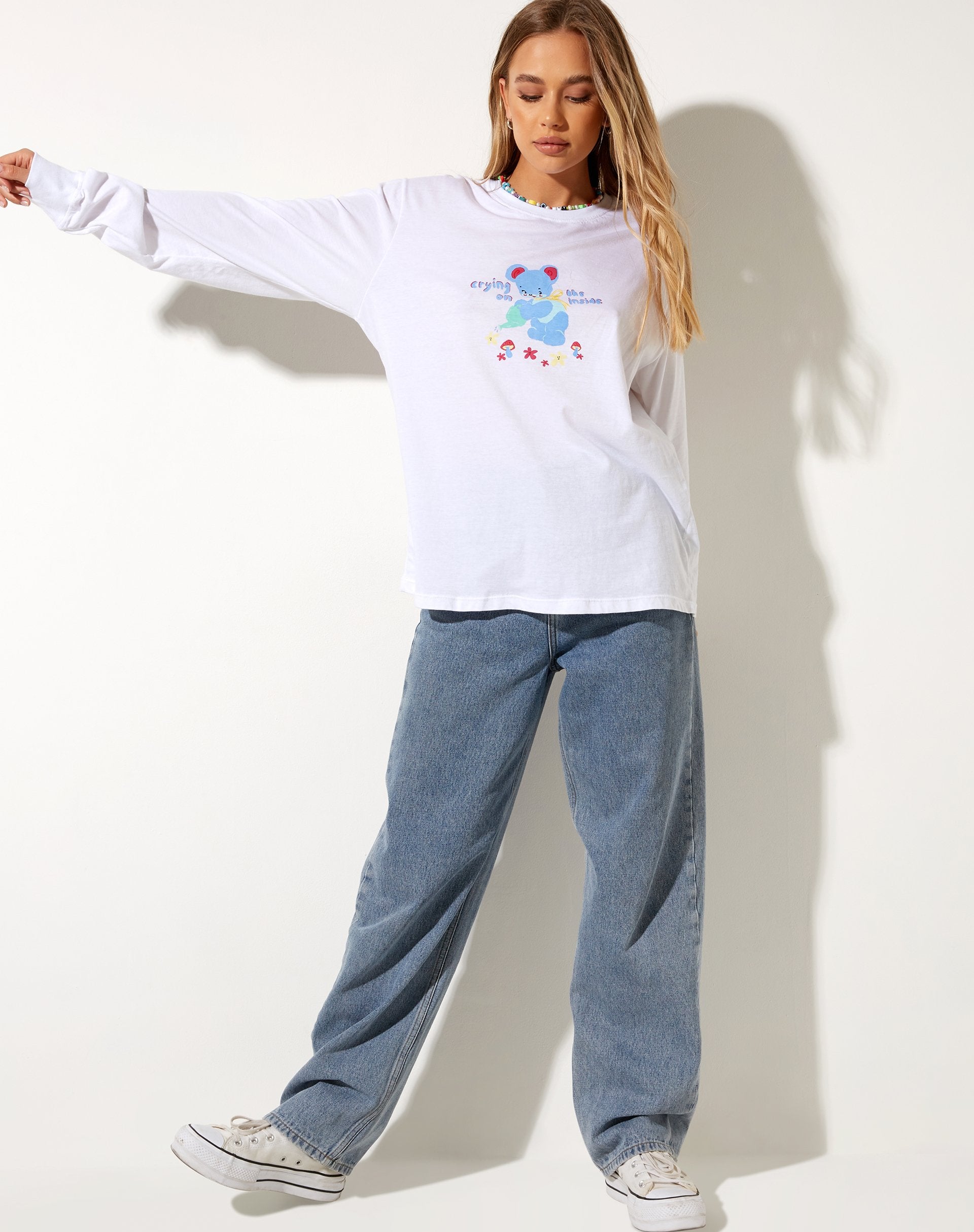 Afbeelding van Olivia Long Sleeve Tee in White Crying On The Inside
