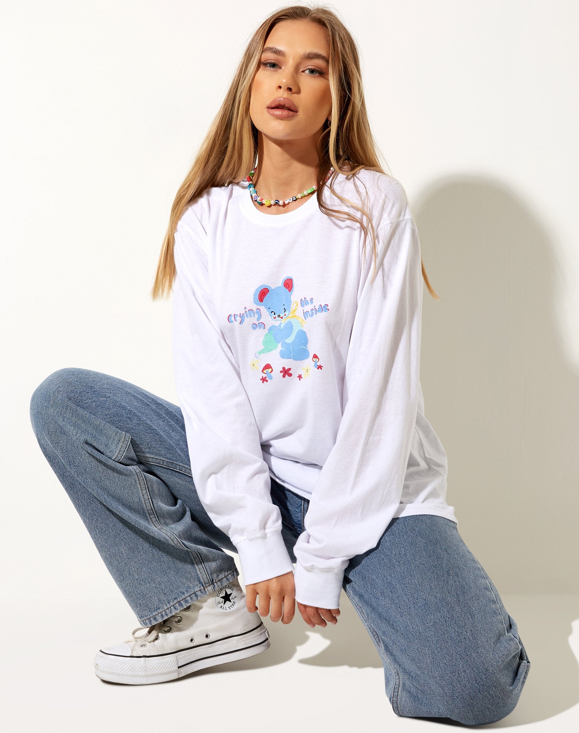 Afbeelding van Olivia Long Sleeve Tee in White Crying On The Inside