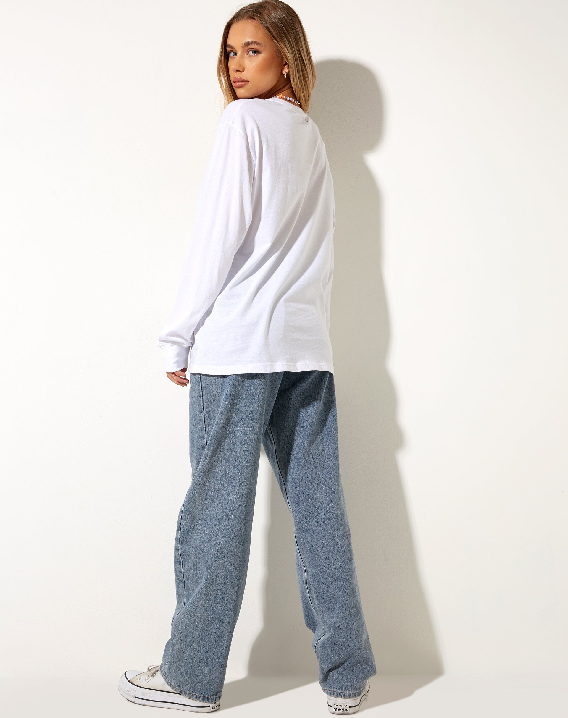 Afbeelding van Olivia Long Sleeve Tee in White Crying On The Inside