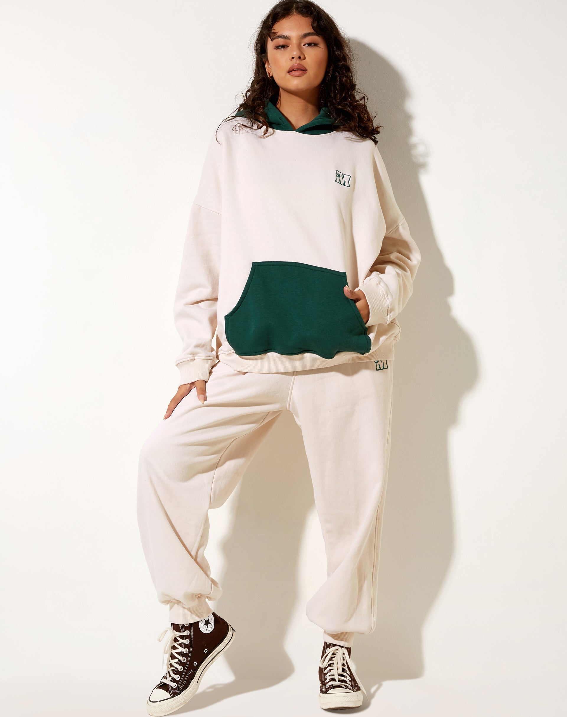 Afbeelding van Oversize Hoodie in Bosgroen Winterwit M Embro