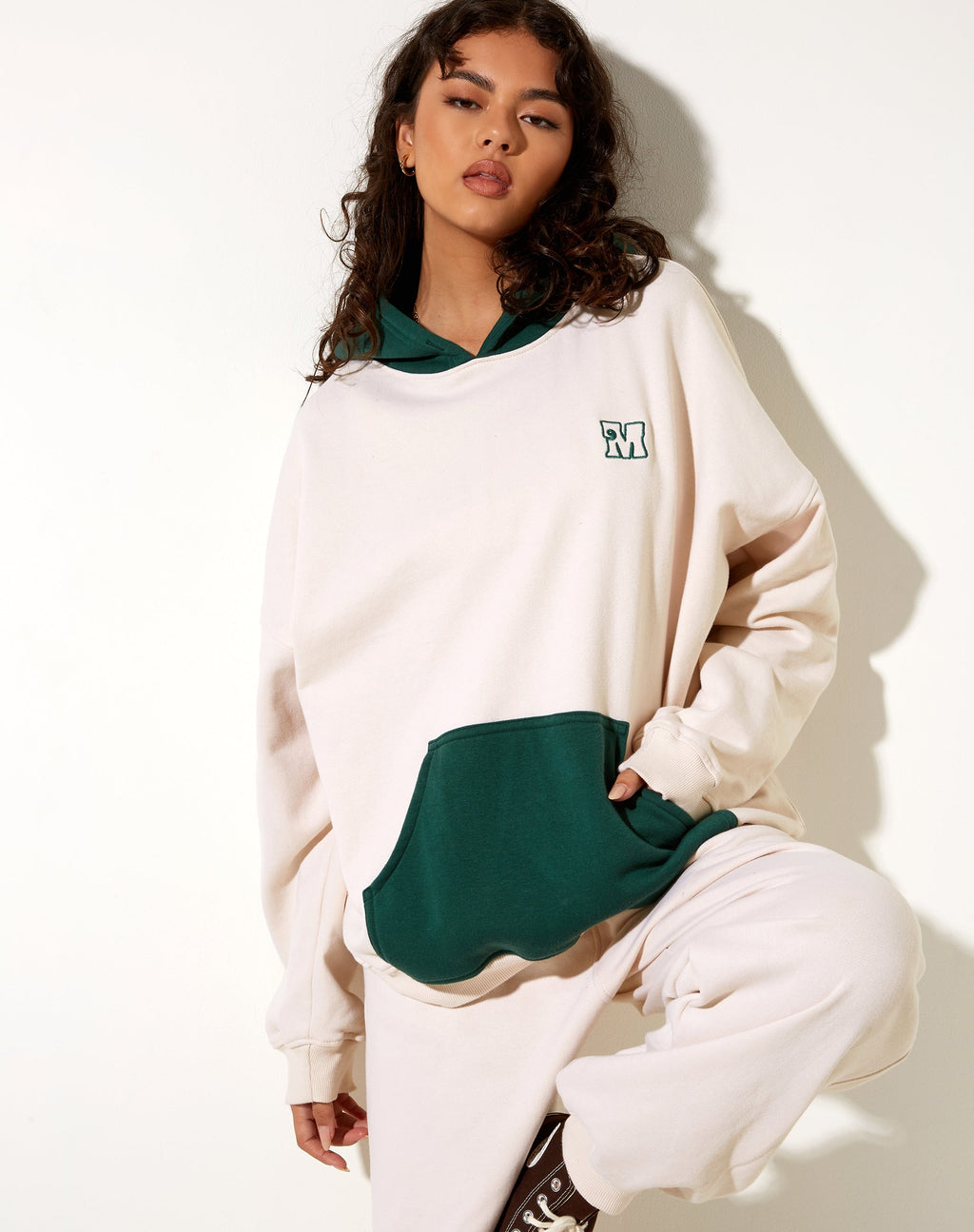 Oversized Hoodie in Bosgroen Winterwit M Embro