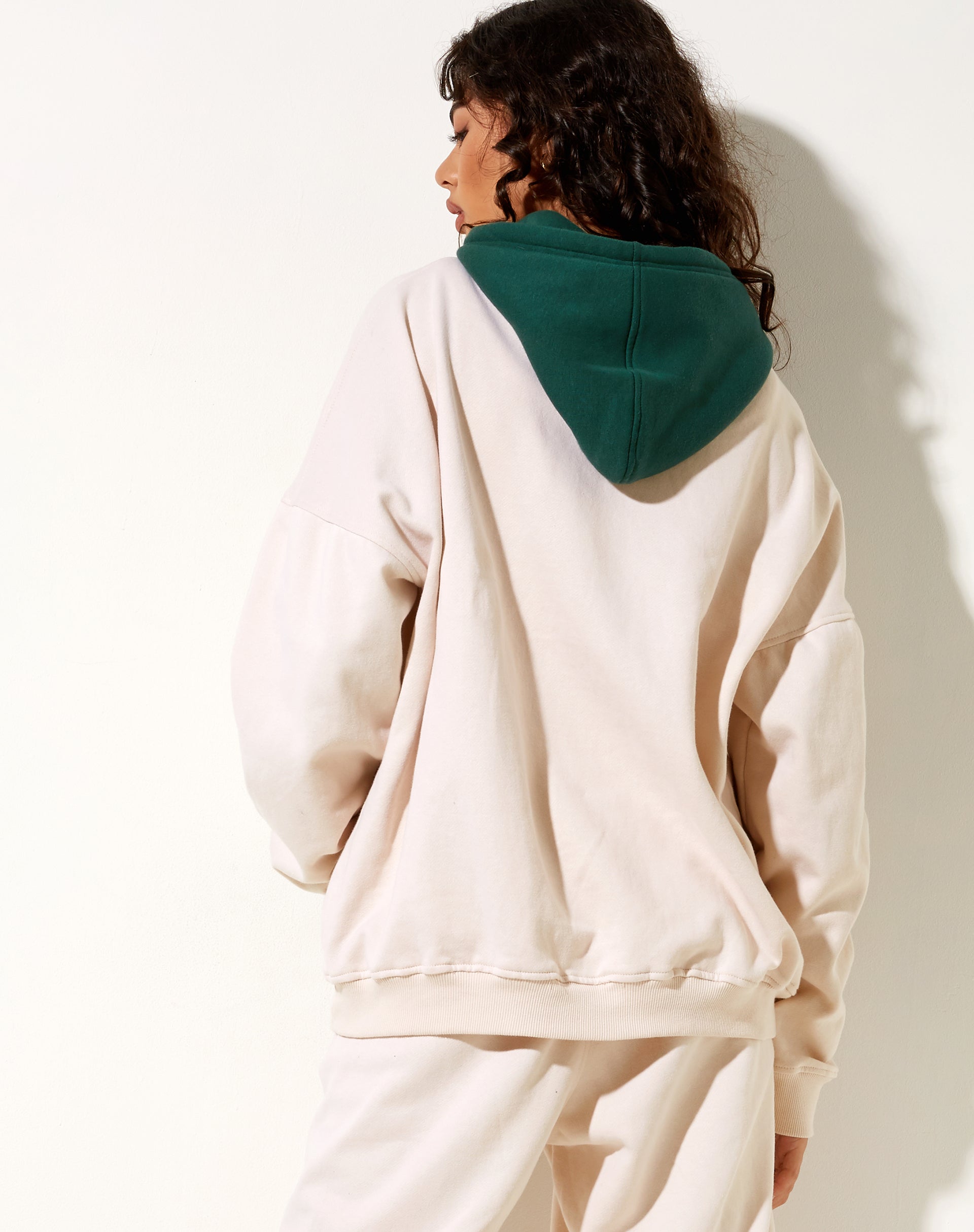 Afbeelding van Oversize Hoodie in Bosgroen Winterwit M Embro