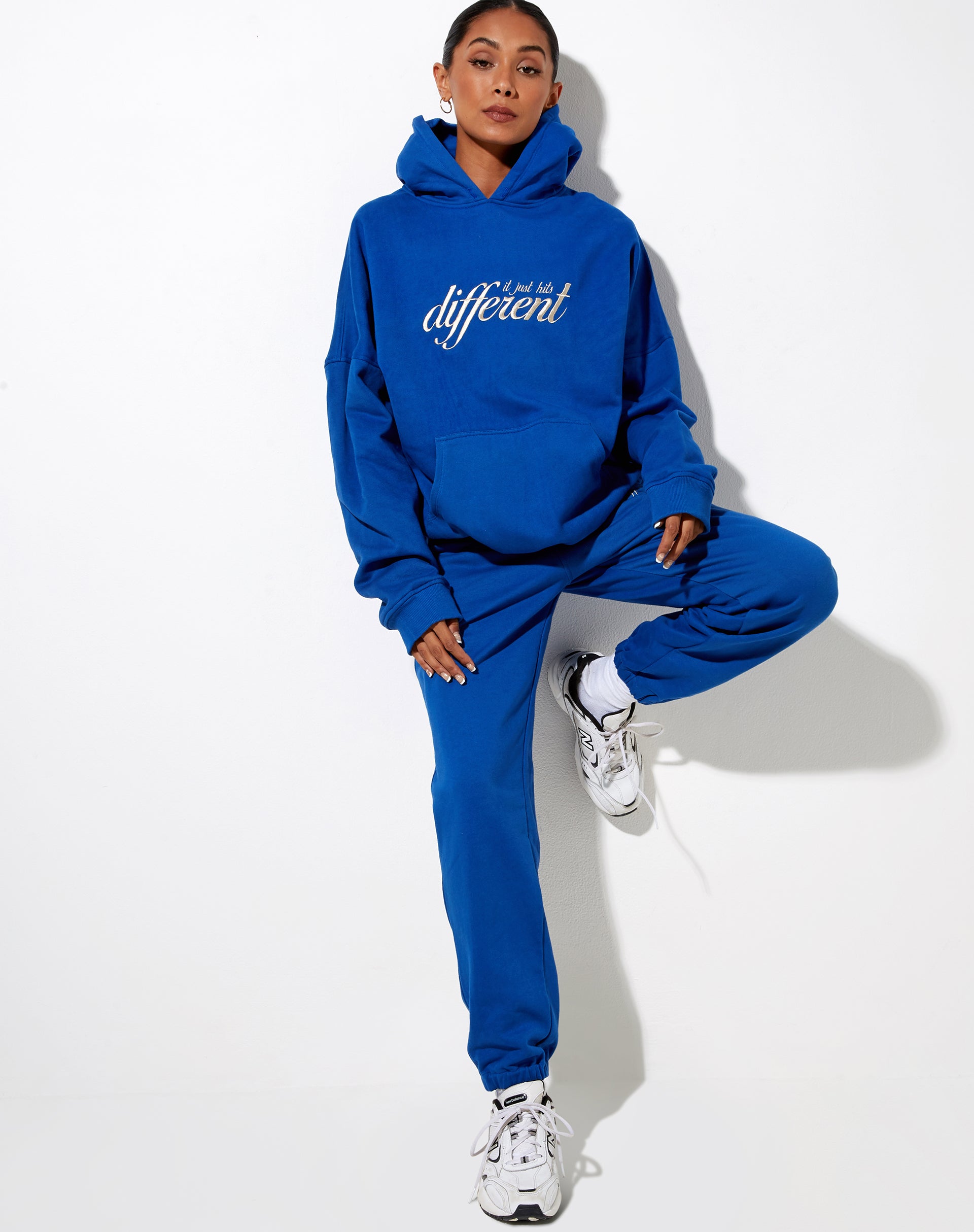 Afbeelding van Oversize Hoodie in Cobalt It Just Hits Different Embro