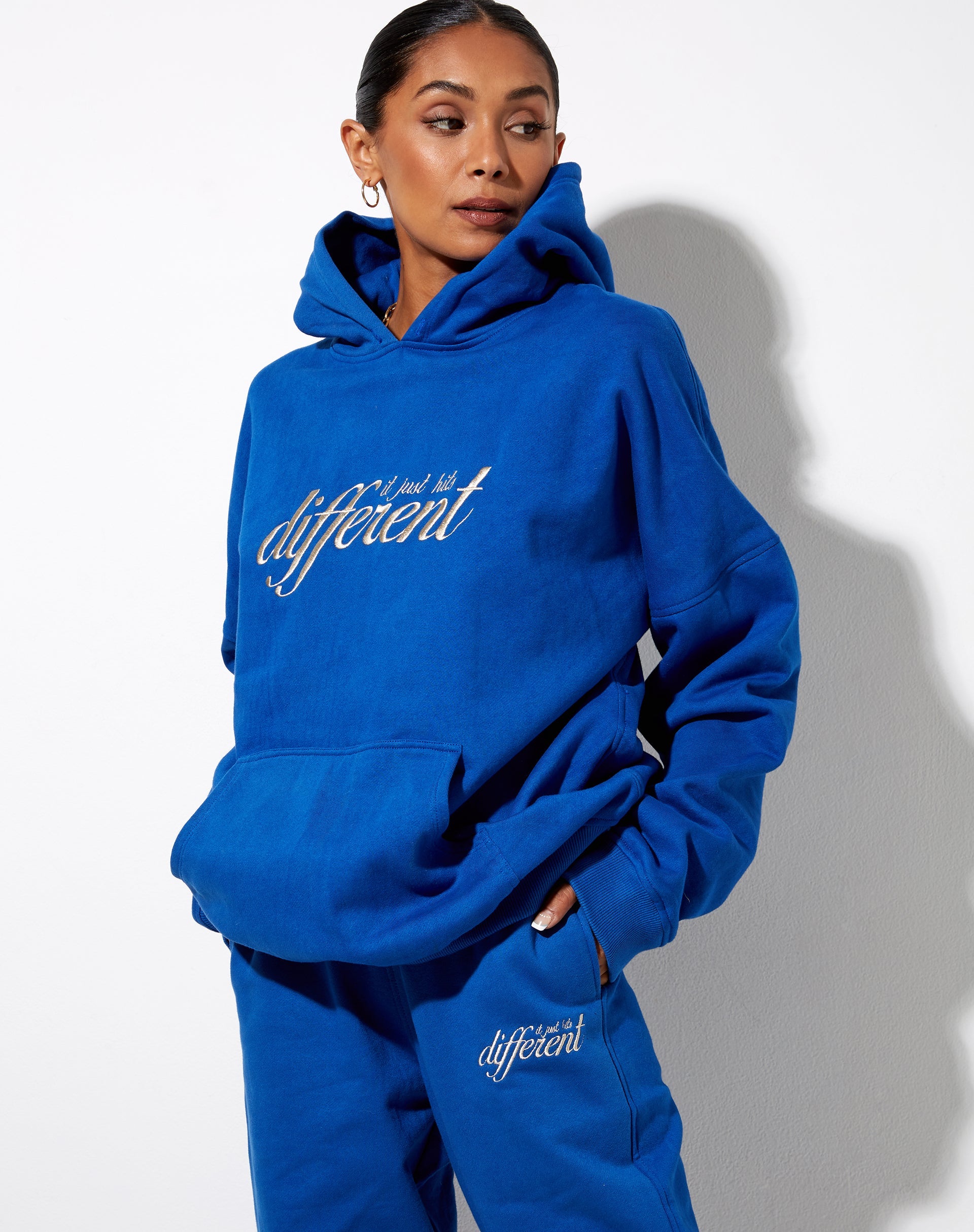 Afbeelding van Oversize Hoodie in Cobalt It Just Hits Different Embro