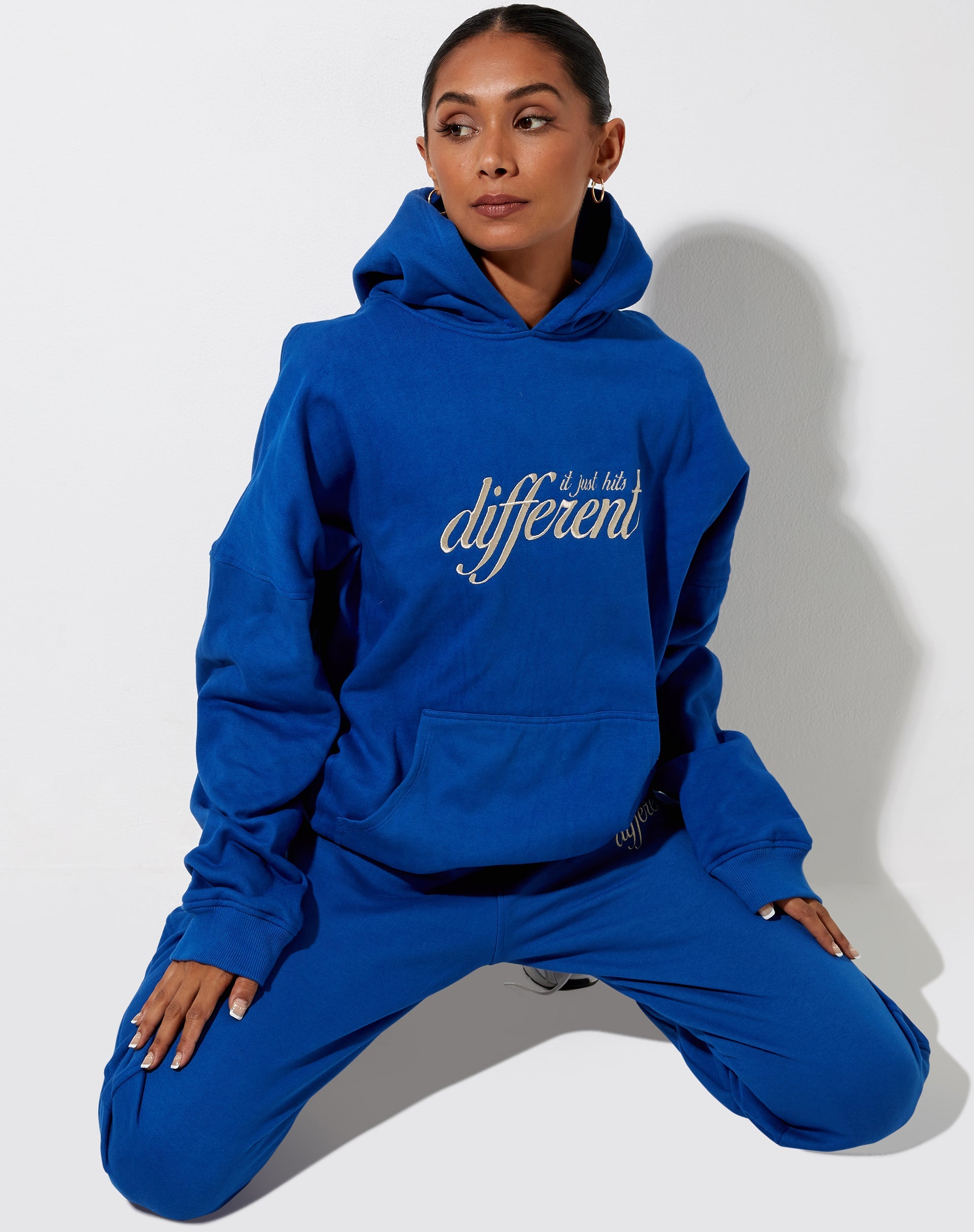 Afbeelding van Oversize Hoodie in Cobalt It Just Hits Different Embro