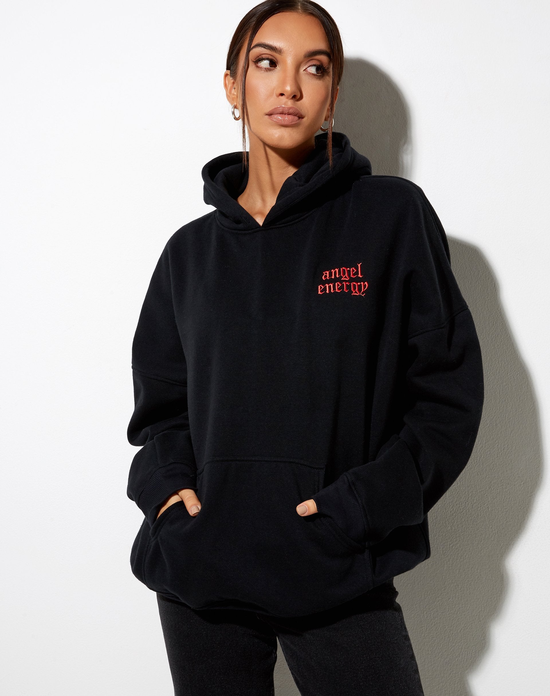 Afbeelding van Oversize Hoodie in Black Angel Energy Lichtrood Embro