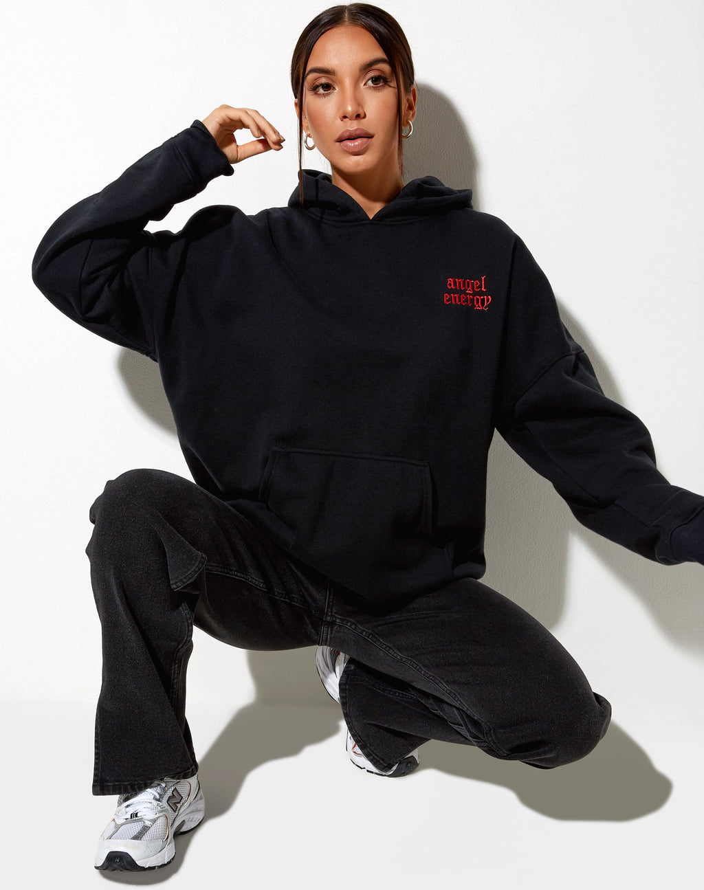 Oversized Hoodie in Zwart 'Angel Energy' Lichtrood Embro
