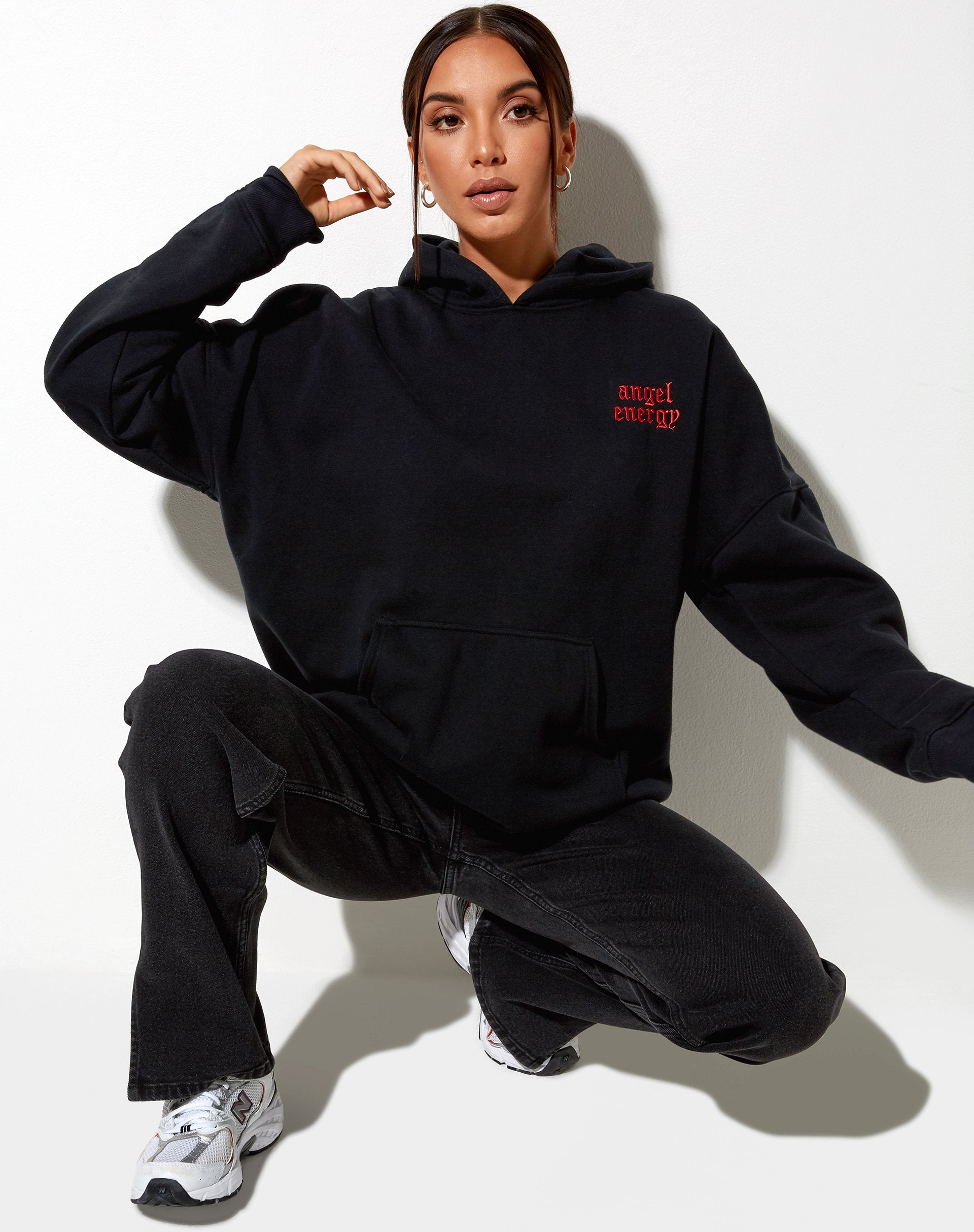 Afbeelding van Oversize Hoodie in Black Angel Energy Lichtrood Embro