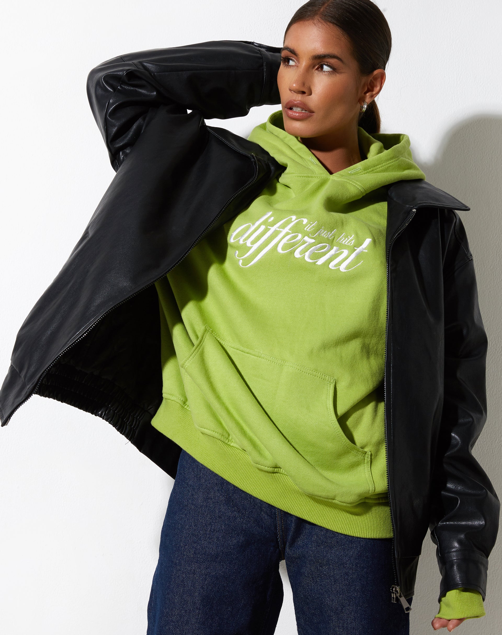 Afbeelding van Oversize Hoodie in Leaf Green Different Embro White