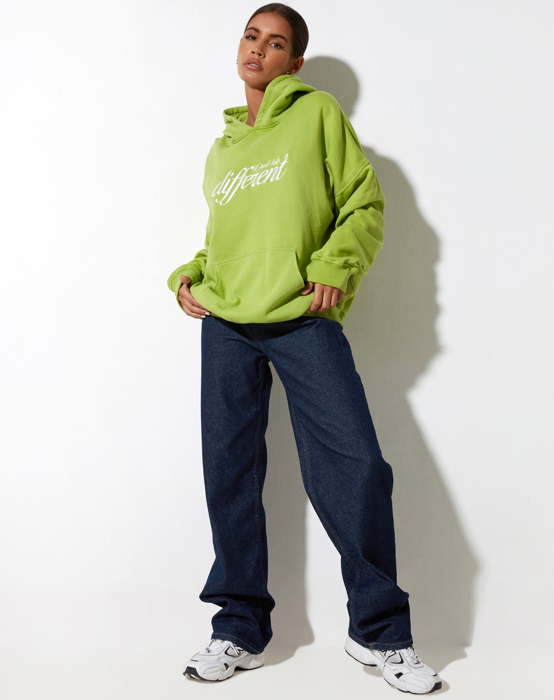 Afbeelding van Oversize Hoodie in Leaf Green Different Embro White