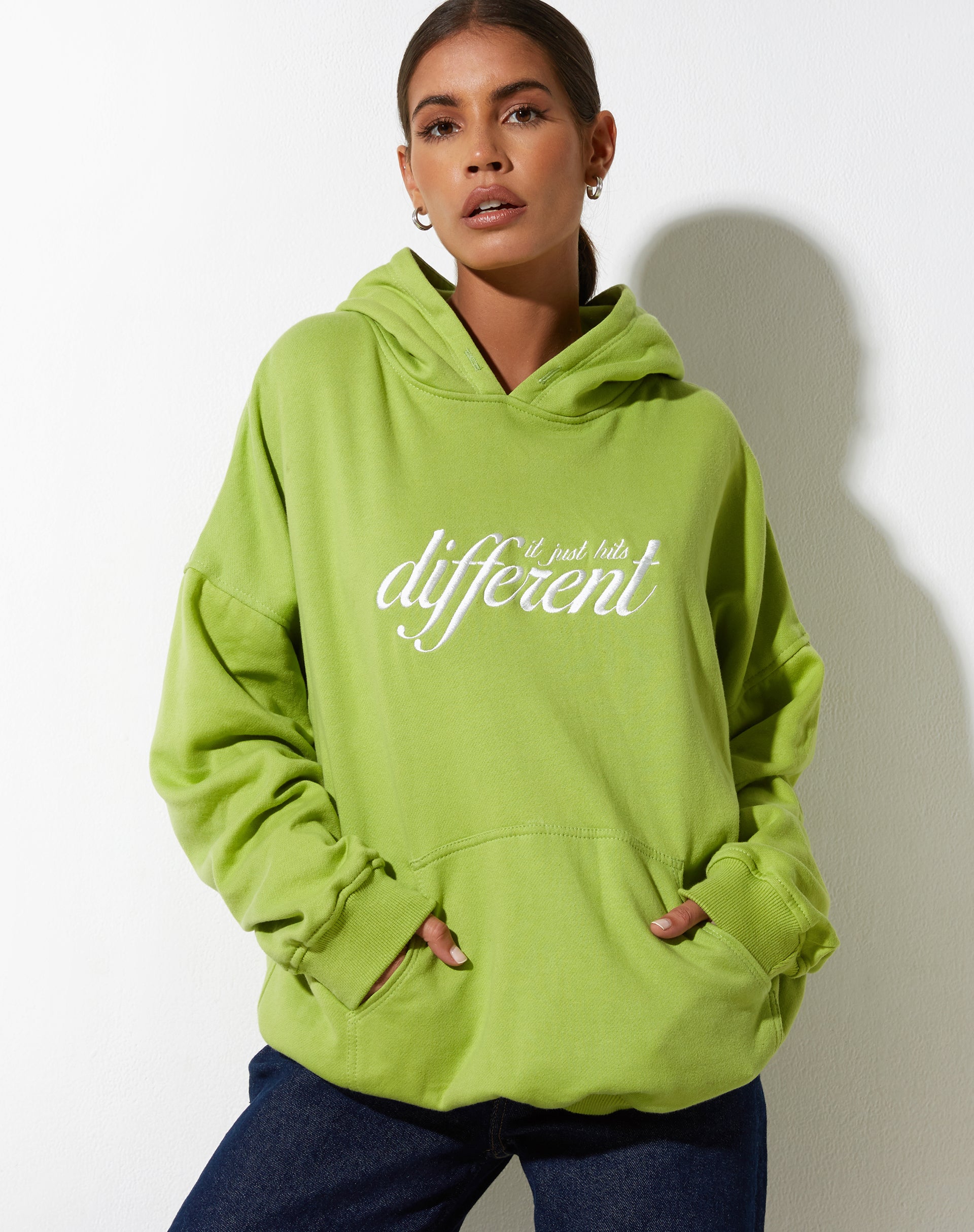 Afbeelding van Oversize Hoodie in Leaf Green Different Embro White
