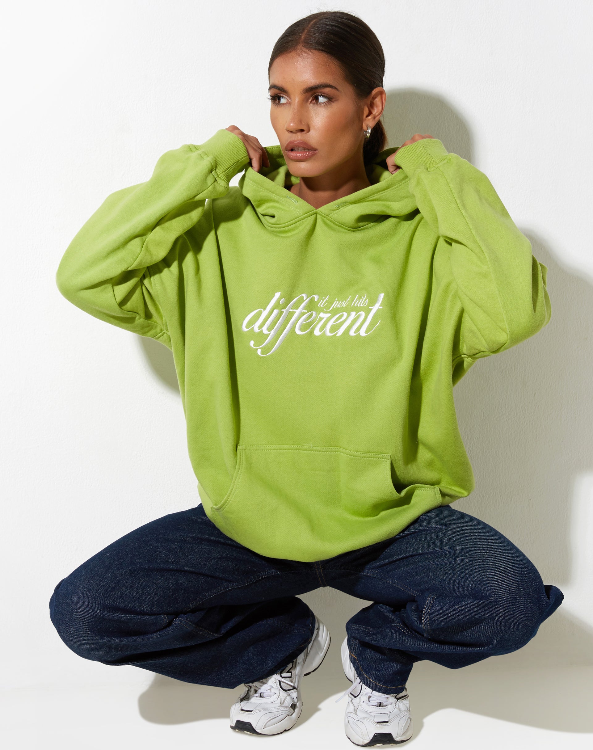 Afbeelding van Oversize Hoodie in Leaf Green Different Embro White