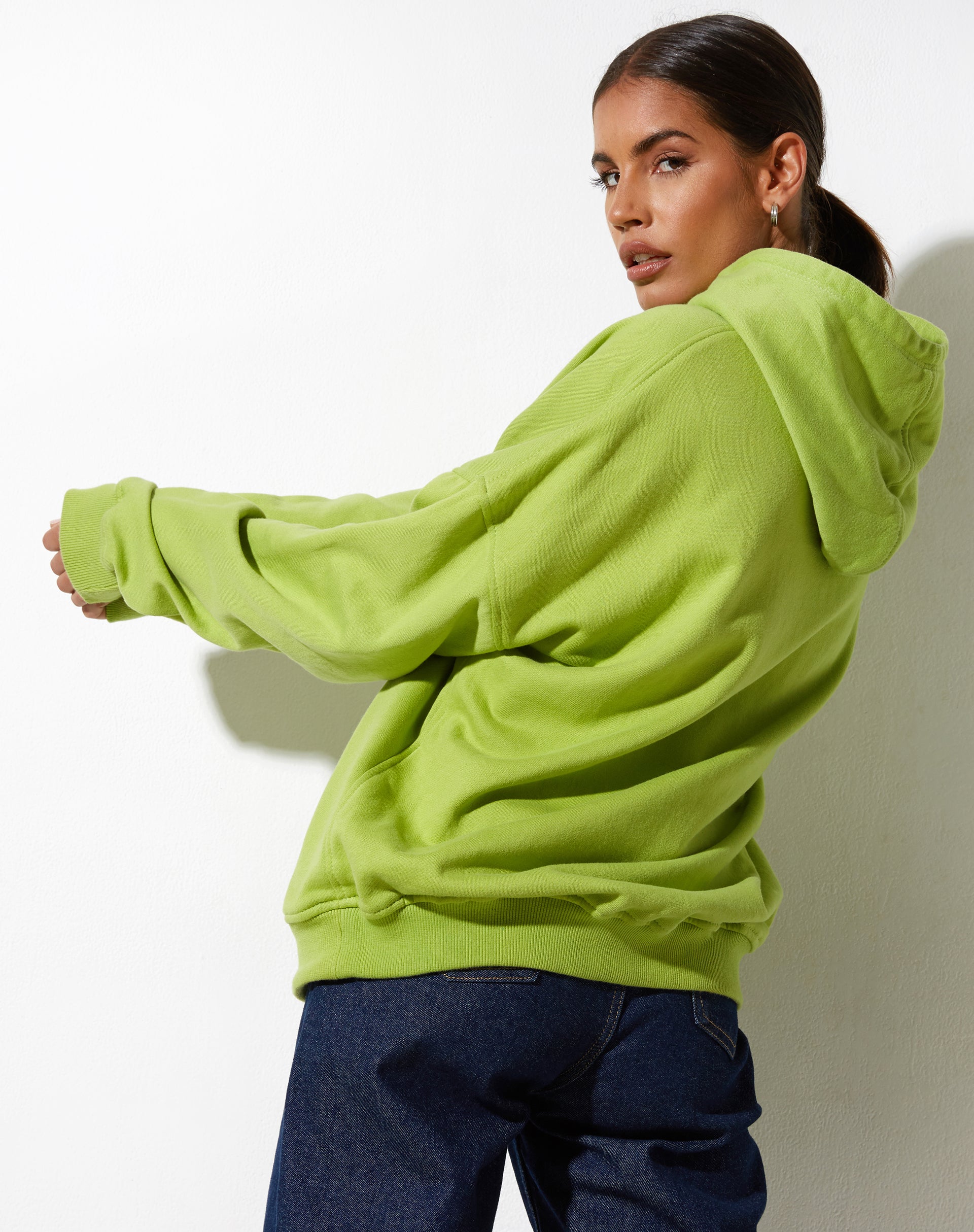 Afbeelding van Oversize Hoodie in Leaf Green Different Embro White