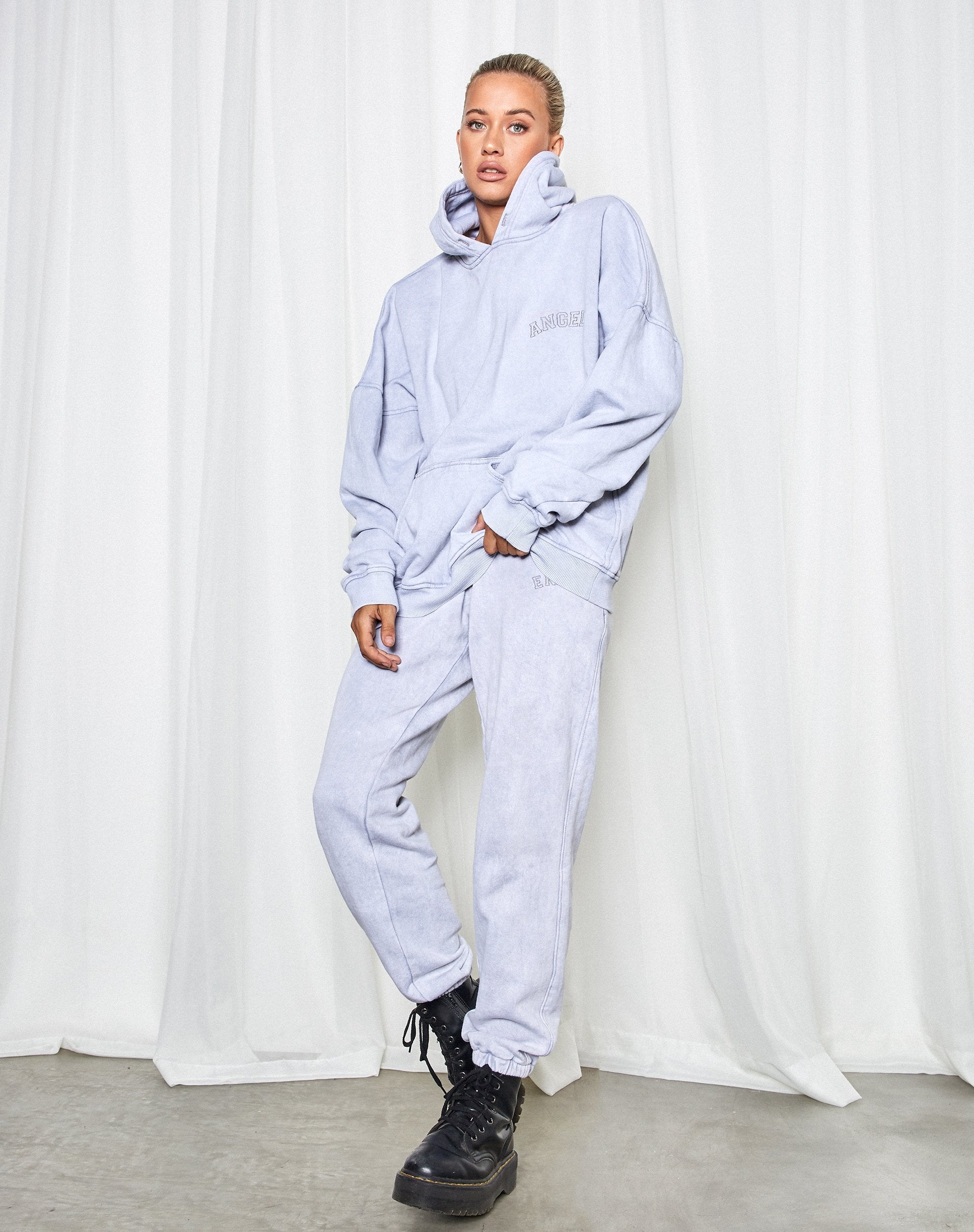 Afbeelding van Oversize Hoodie in Silver Wash Angel Embro
