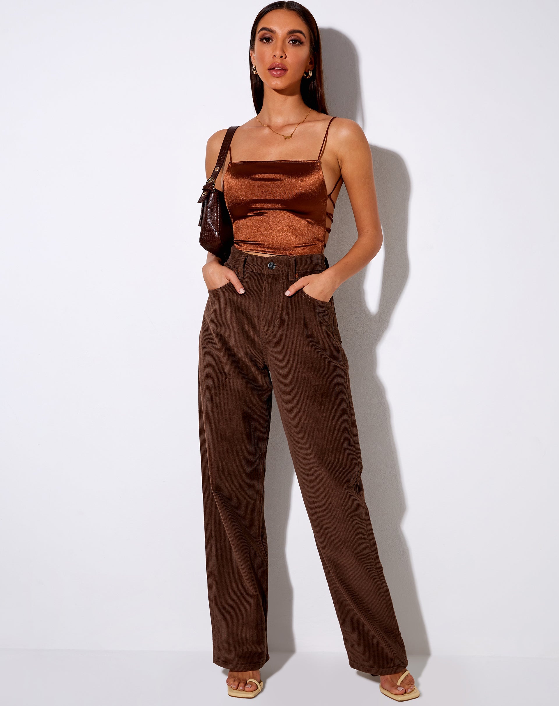 Afbeelding van Ozka Crop Top in Satijn Chocolade