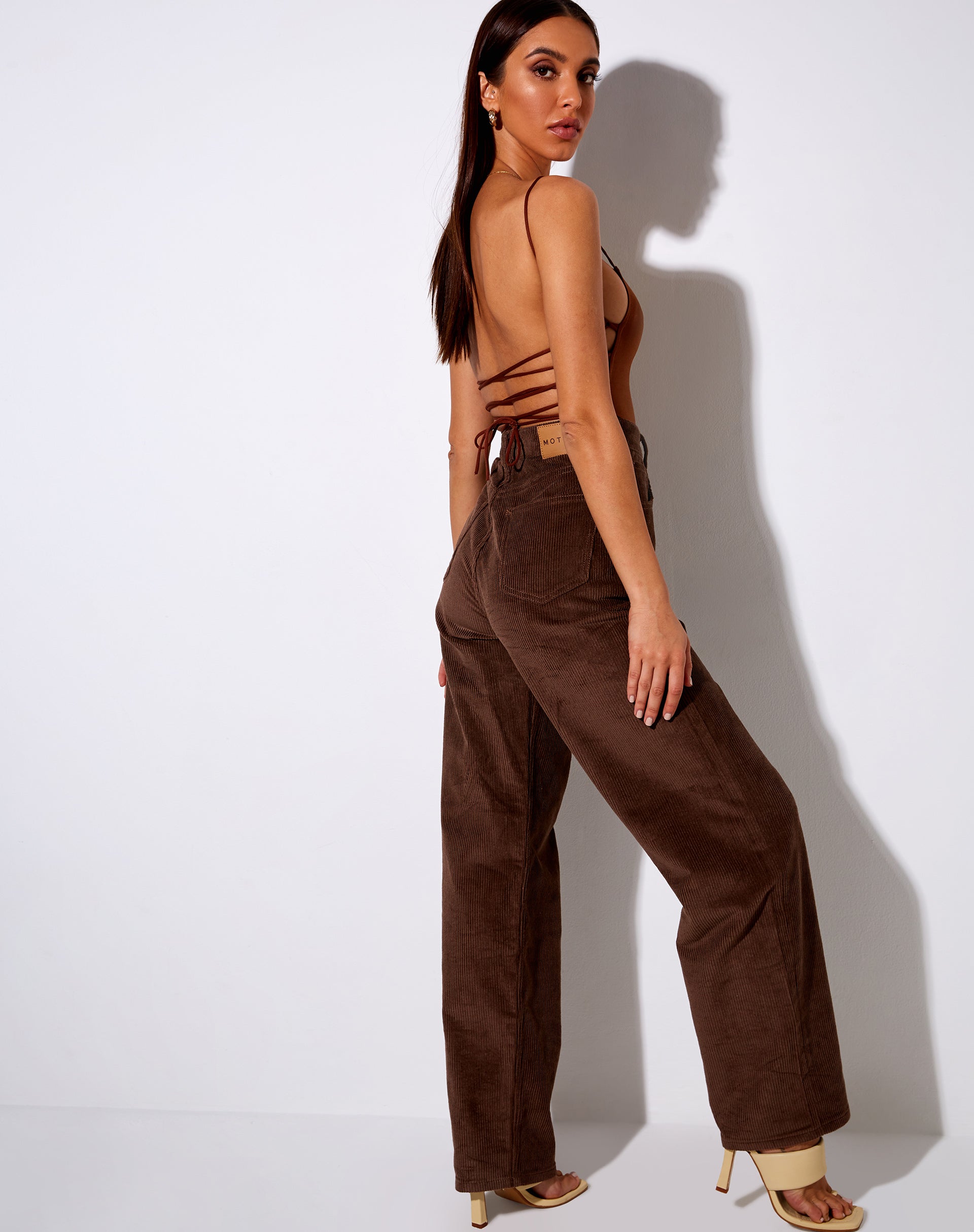 Afbeelding van Ozka Crop Top in Satijn Chocolade