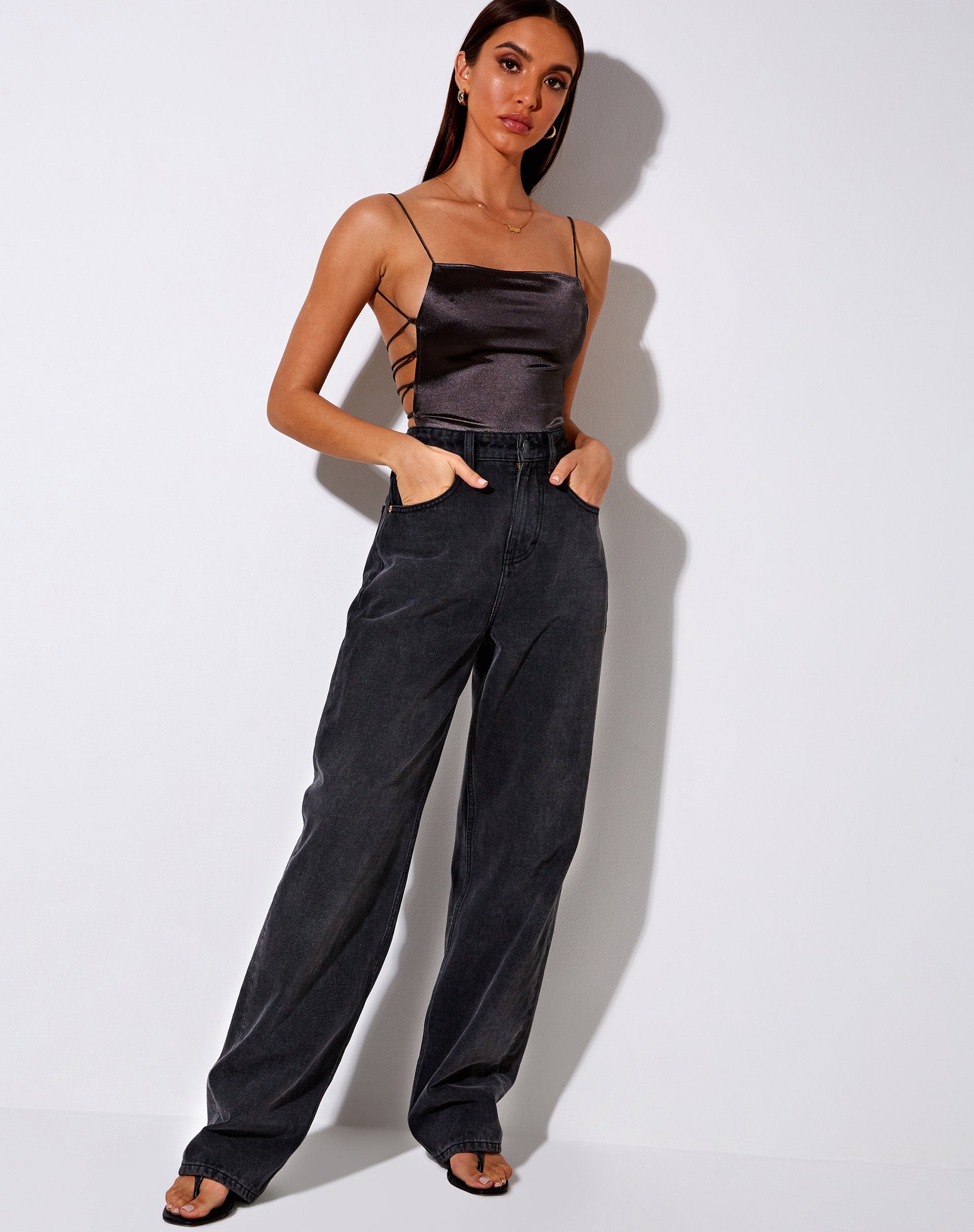 Afbeelding van Ozka Crop Top in Satijn Donkergrijs