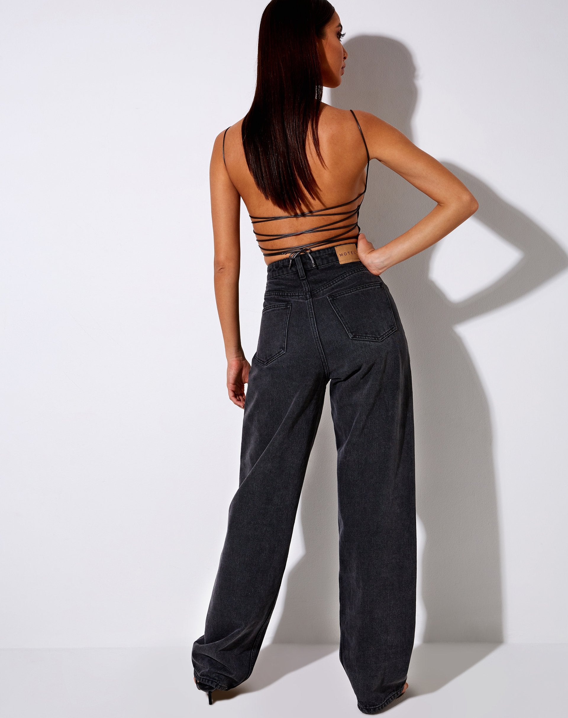 Afbeelding van Ozka Crop Top in Satijn Donkergrijs