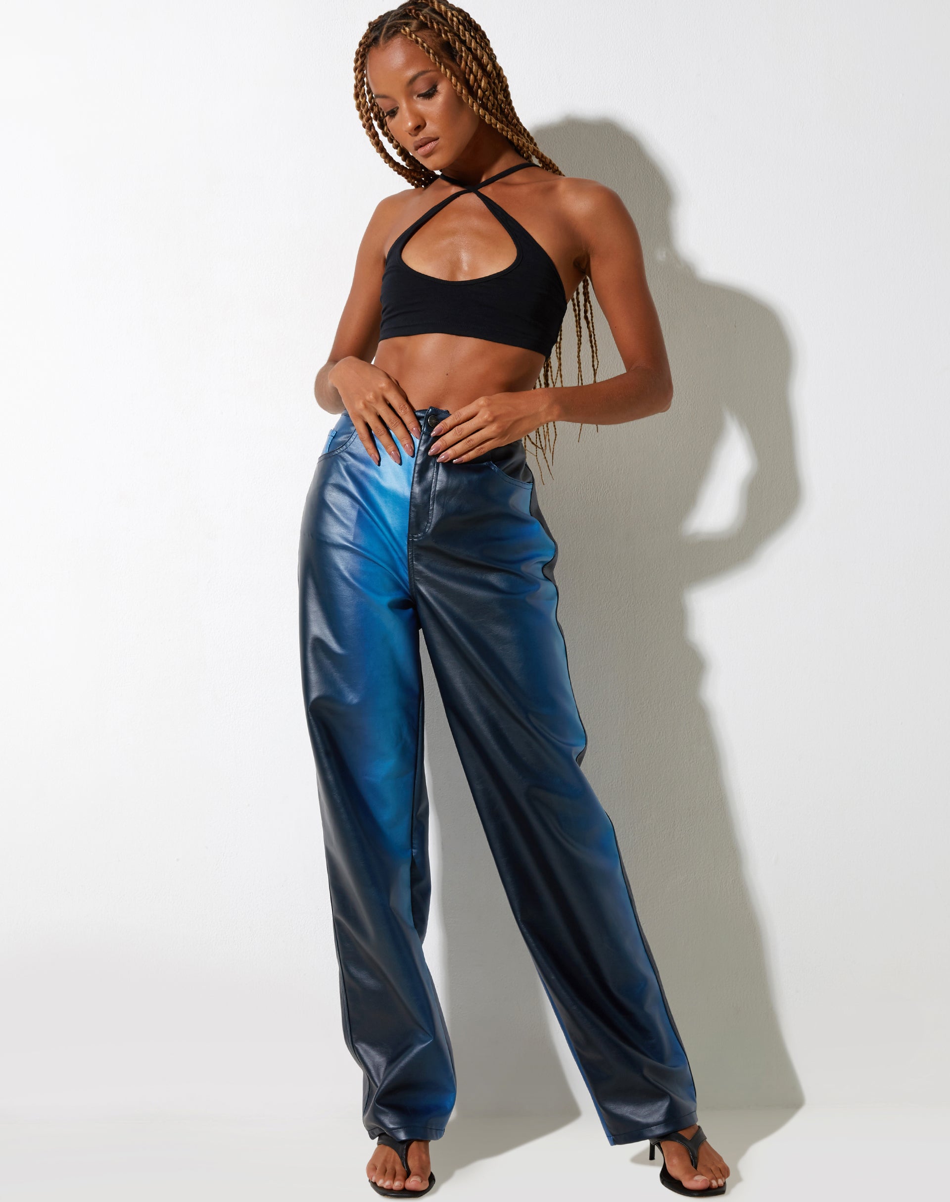 BEELD VAN Parallel broek in PU ombre blauw