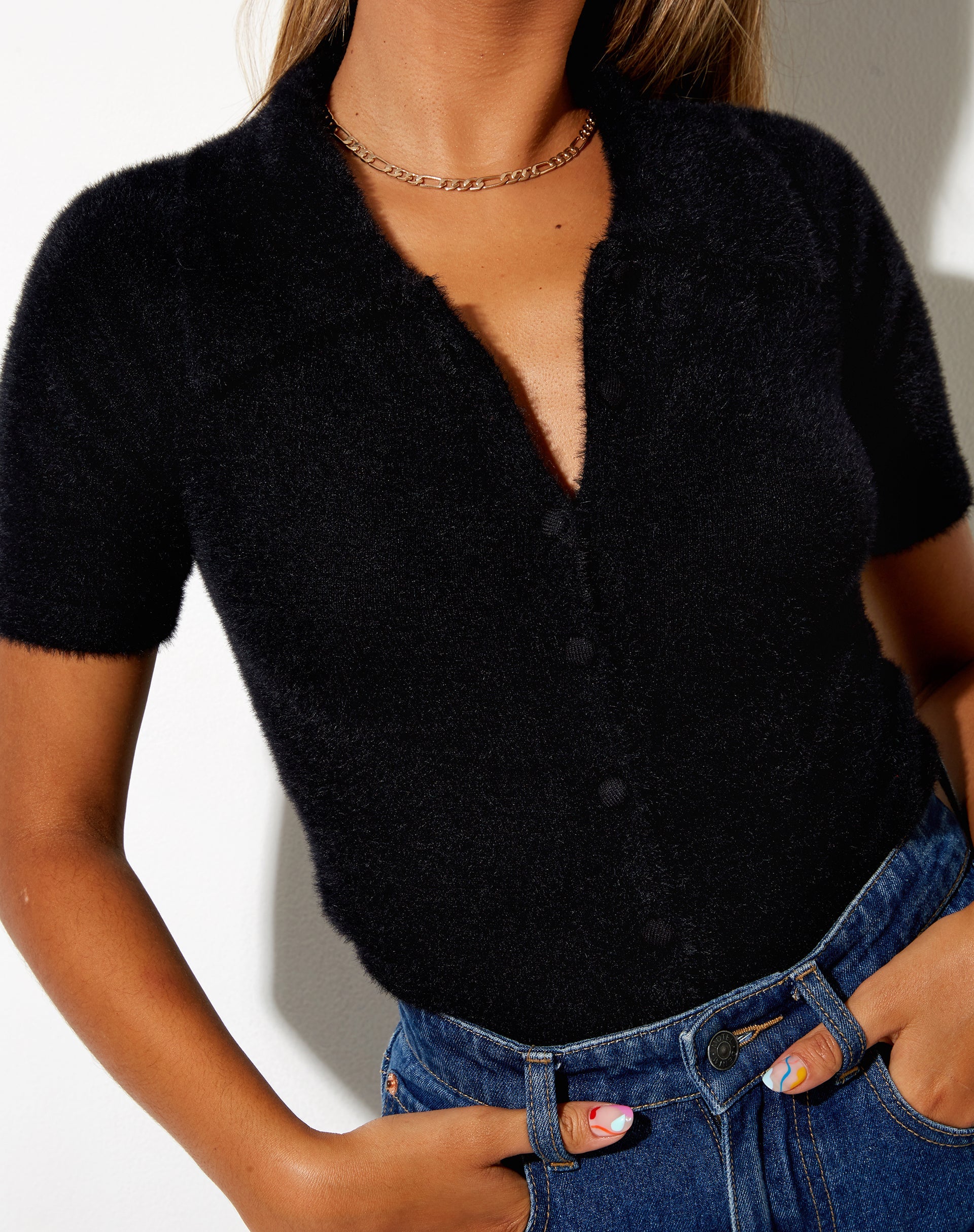 Afbeelding van Pevita Crop Top in Fluffy Knit Zwart