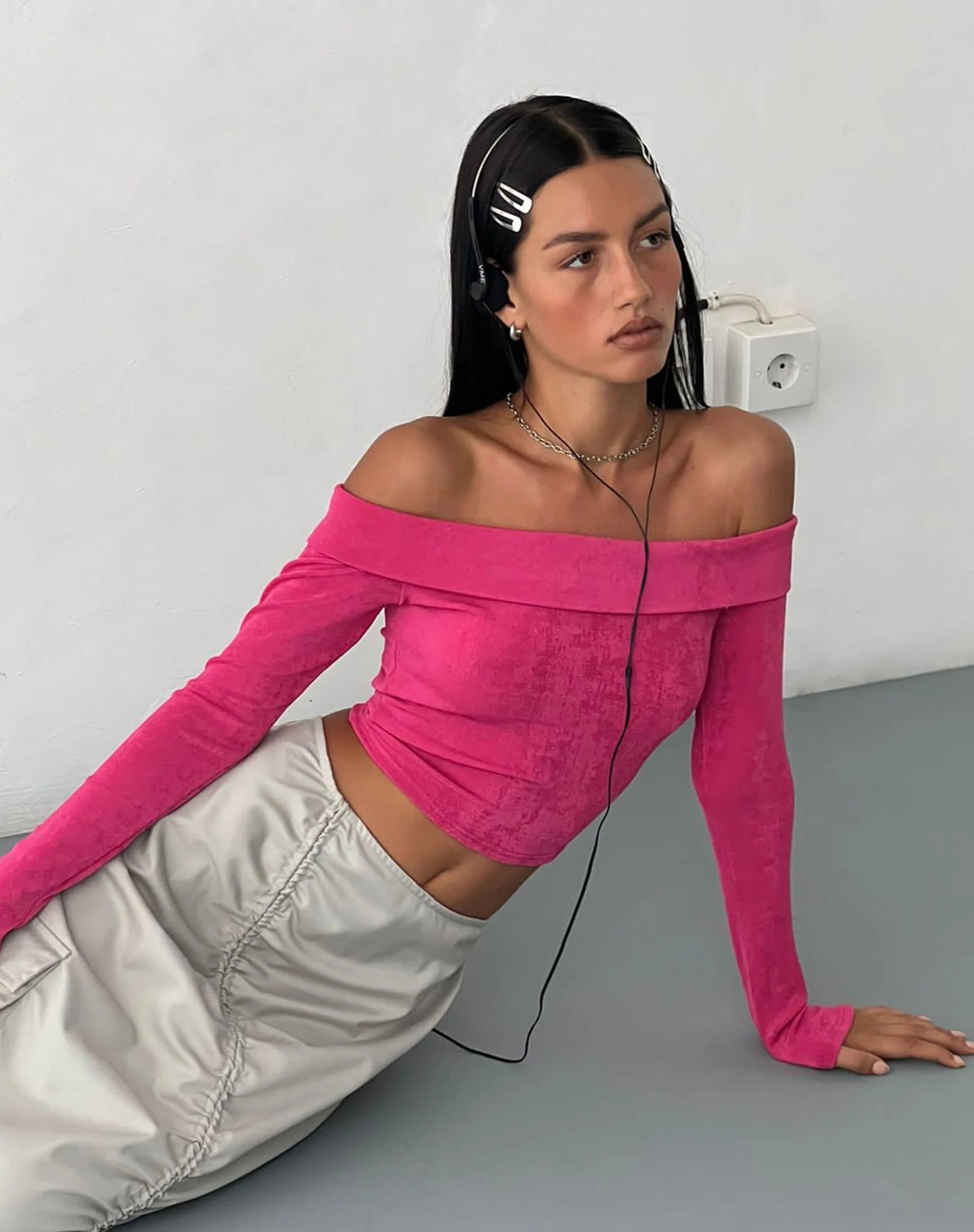 beeld van MOTEL X JACQUIE Nasari Bardot Crop Top in Magenta