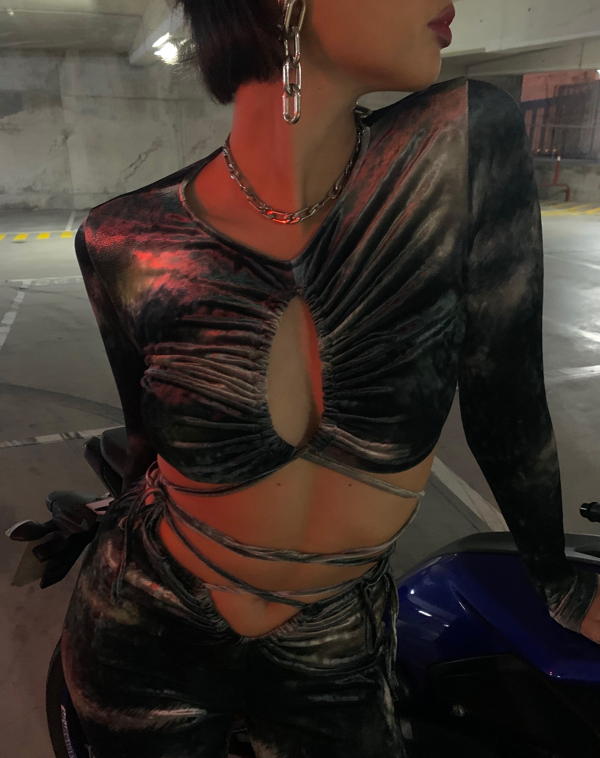 Afbeelding van MOTEL X IRIS Stivi Crop Top in Abstract Camo